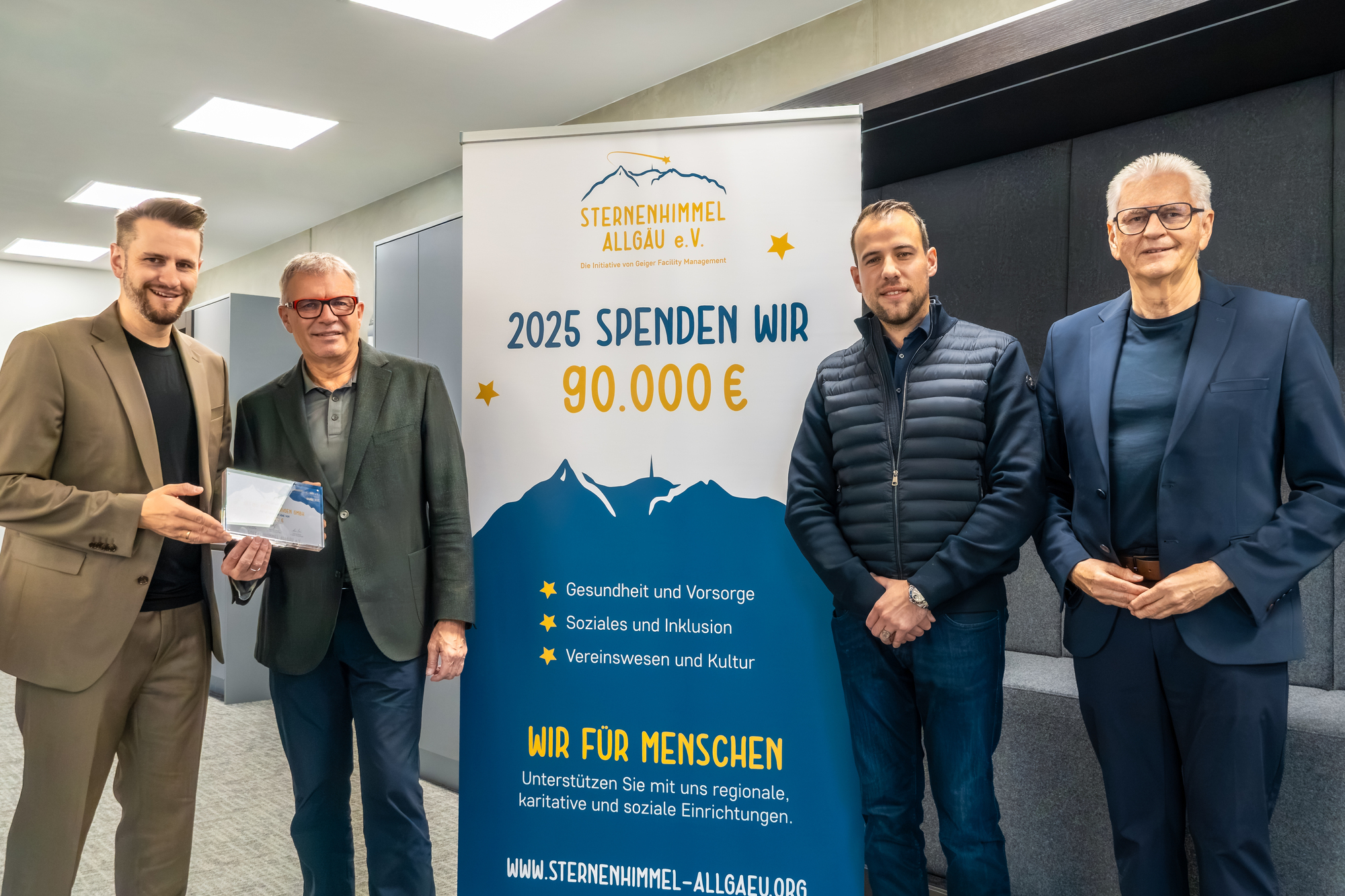 v.l.n.r.: Alexander Geiger (Geiger FM und Sternenhimmel Allgäu e. V.), Horst Leßwing(Offino Bürolösungen GmbH), Fabio Leßwing (O