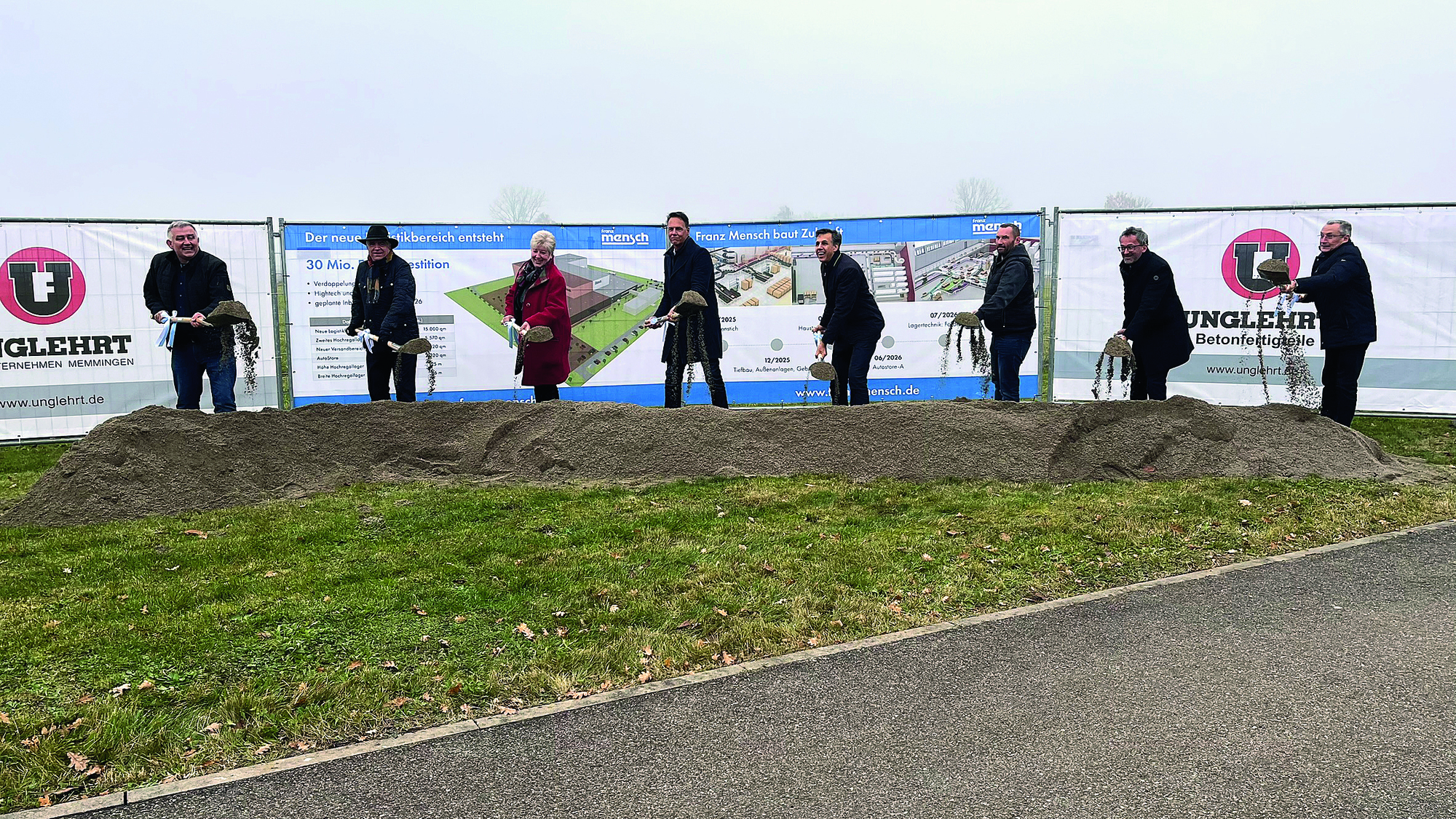 Von links: Ralph Bartsch, Buchloes Bürgermeister Robert Pöschl, stellvertretende Landrätin Angelika Schorer, Achim Theiler und Axel Theiler, Logistikplaner Felix Weber (Terraquaer), Rainer Baumgartner (Hörmann Intralogistics) und Hagen Schumann (Klinkhammer Intralogistics).