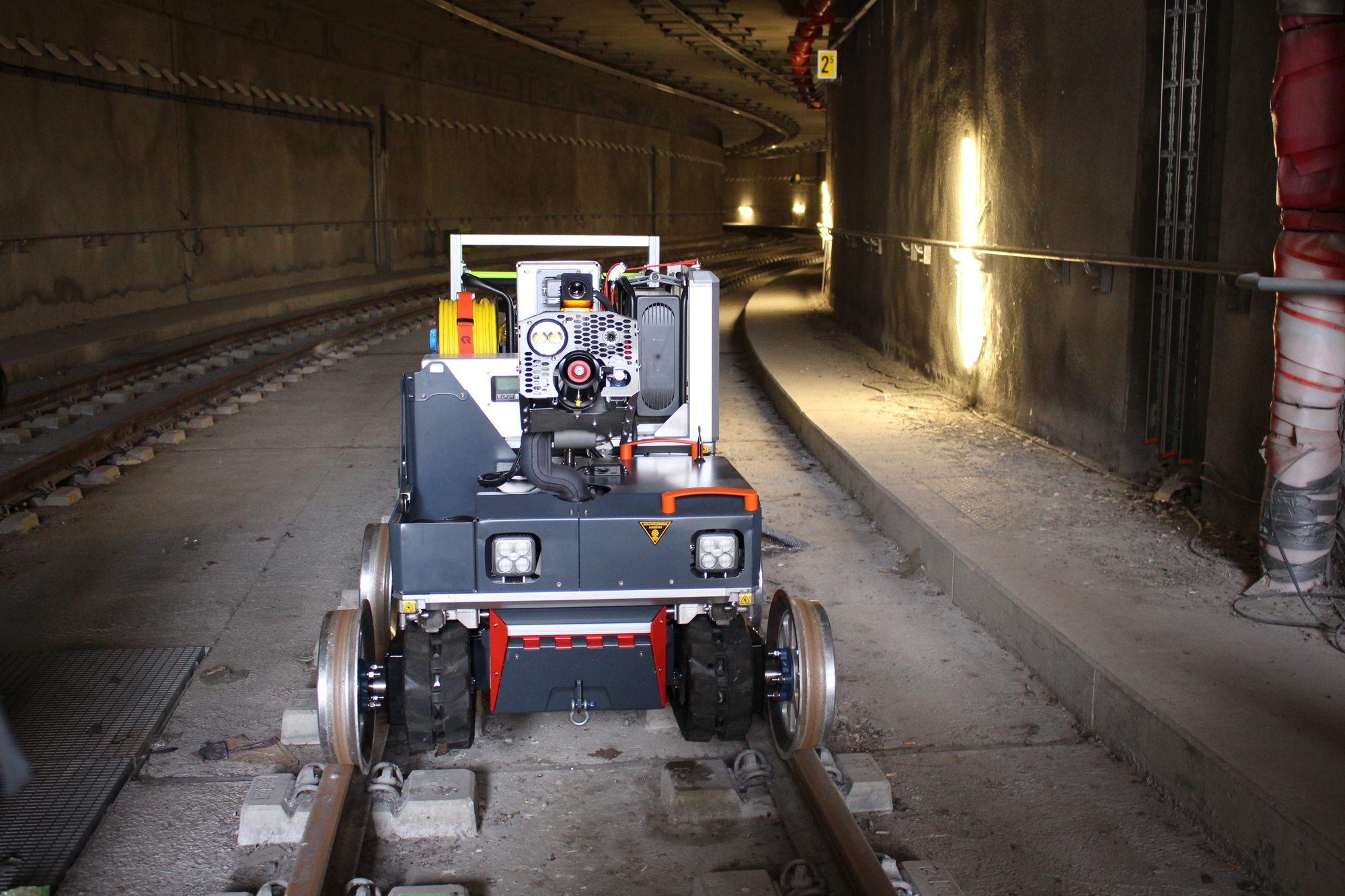 Der Löschroboter ist mit zwei Kameras, Wasserwerfer und kann auch Rauch absaugen.