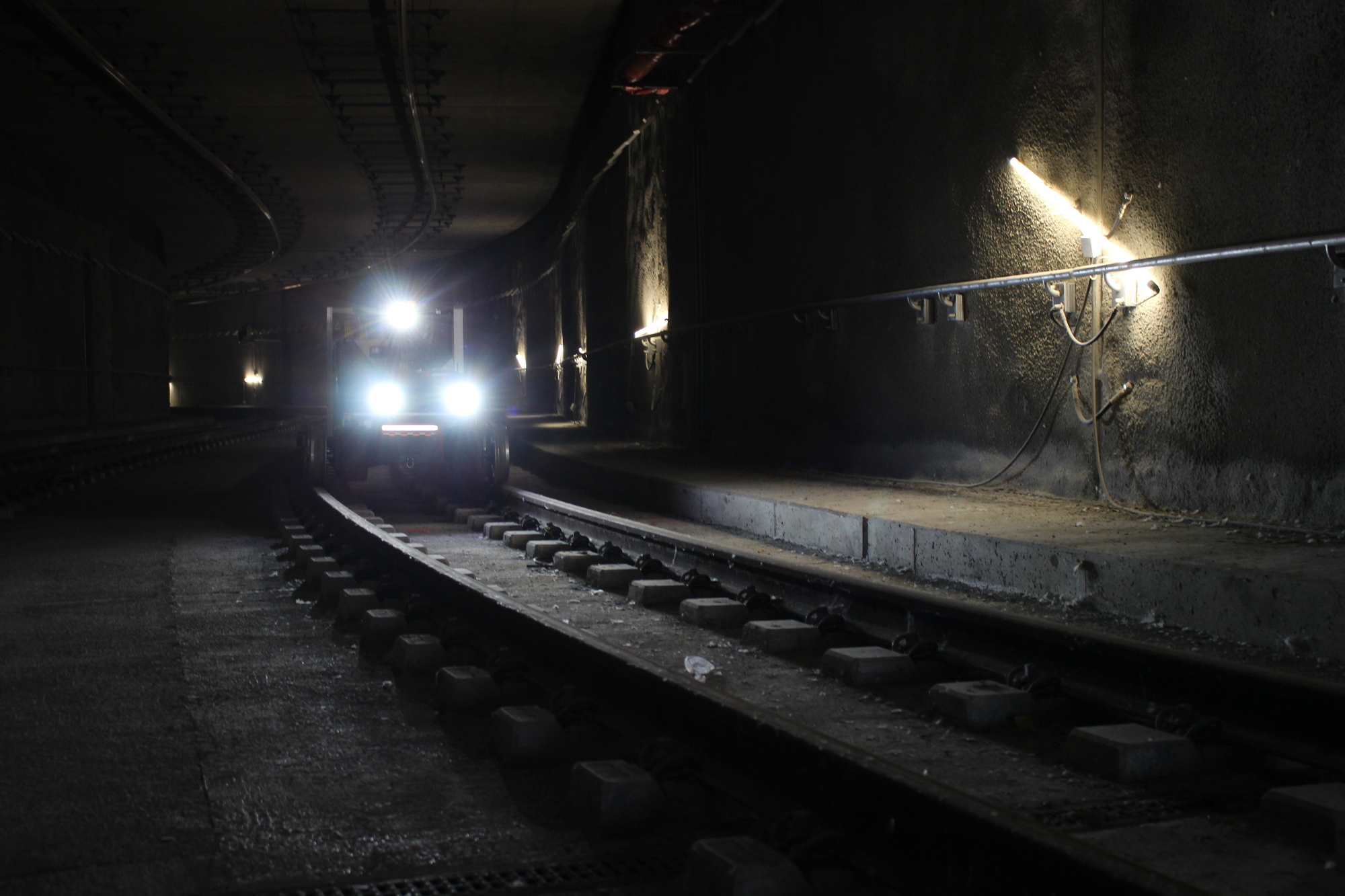 So wird es einmal aussehen, wenn der Löschroboter im Bahnhofstunnel auf dem Weg zu einem Einsatz ist.