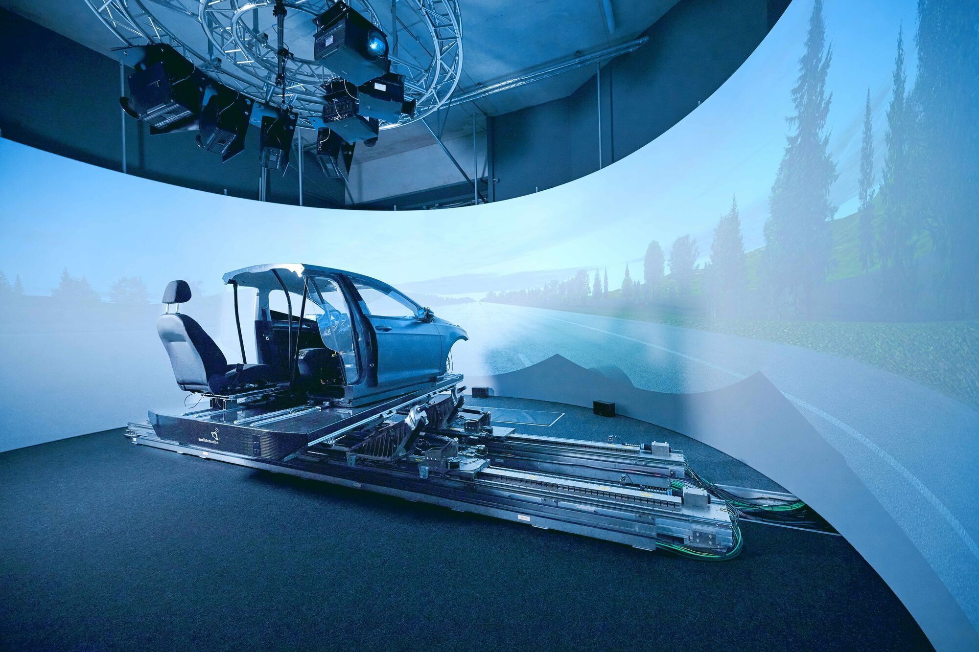 Hochmoderner Fahrsimulator am IFM – Institut für Fahrerassistenz und vernetzte Mobilität.