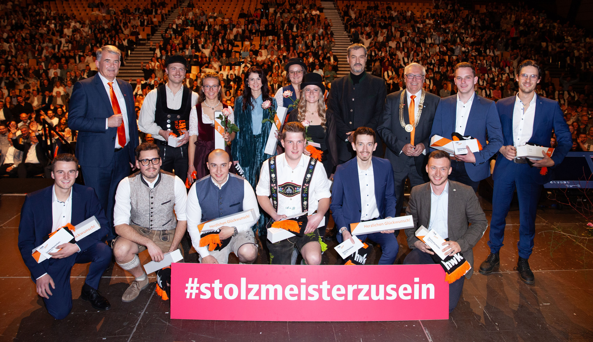 Die Jahresbestmeisterinnen und Jahresbestmeister mit Ministerpräsident Markus Söder (4.v.r. stehend), HWK-Präsident Hans-Peter Rauch (3. v.r. stehend) und HWK-Hauptgeschäftsführer Ulrich Wagner (links stehend). Foto: HWK Schwaben