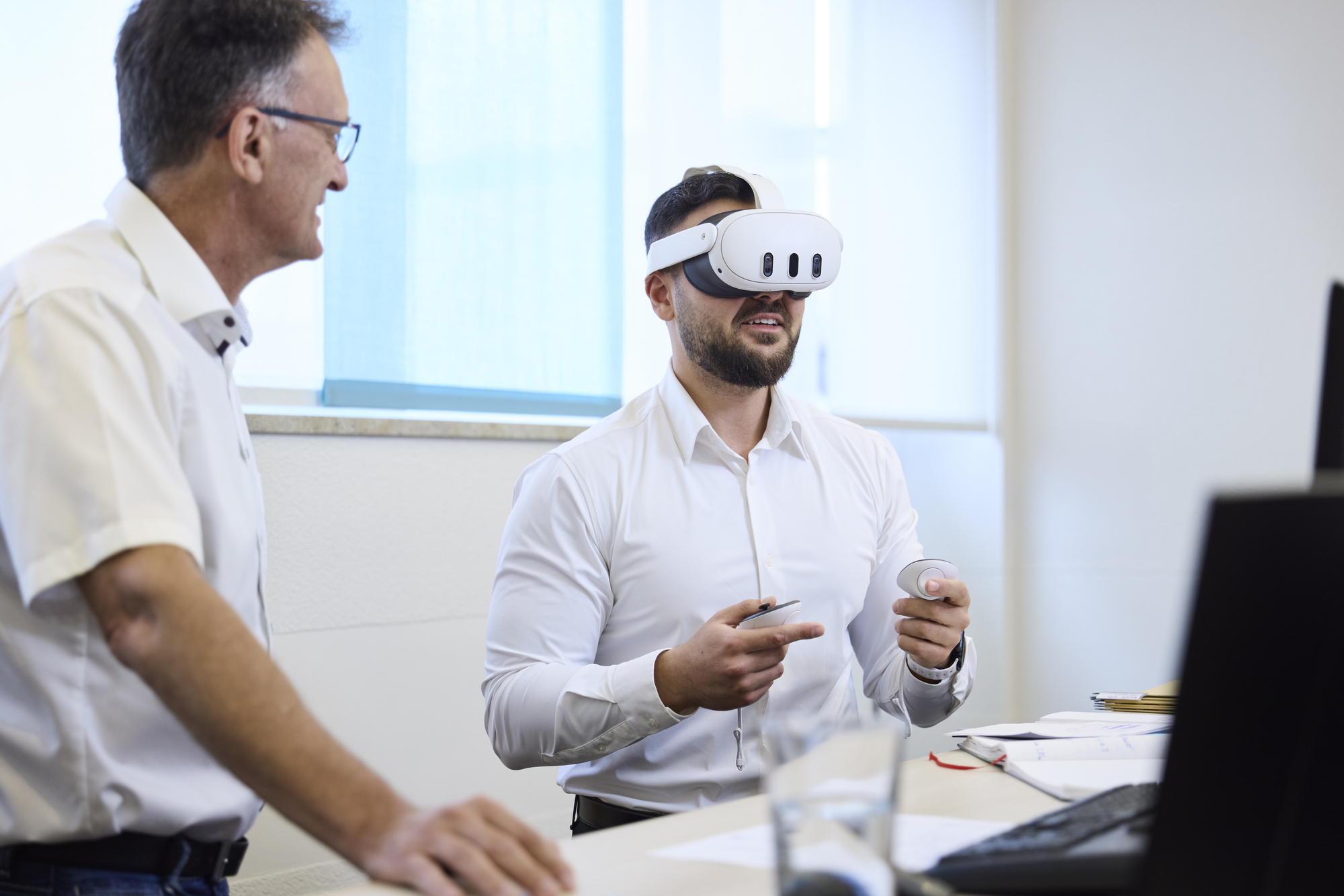 Fatih Konakci und Joachim Krämer demonstrieren den Einsatz modernster VR-Technologie in der digitalen Gebäudeplanung. Quelle: kreaplan GmbH