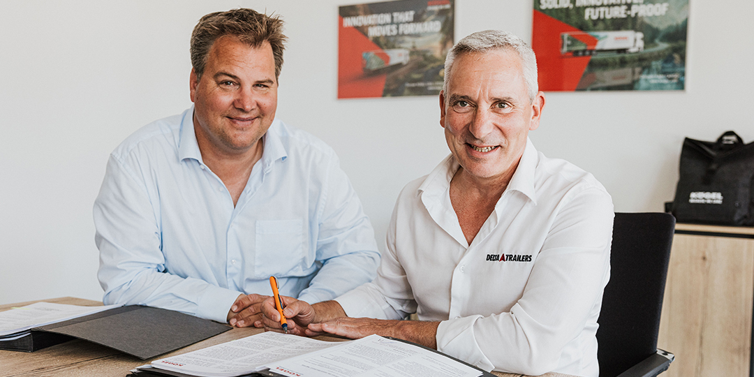 Thore Bakker (CSO Kögel Trailer GmbH) und Jean-Marie Levet (CEO Delta Trailers) besiegeln die neue Vertriebspartnerschaft für den französischen Markt. Fotoquelle: Kögel Trailer GmbH