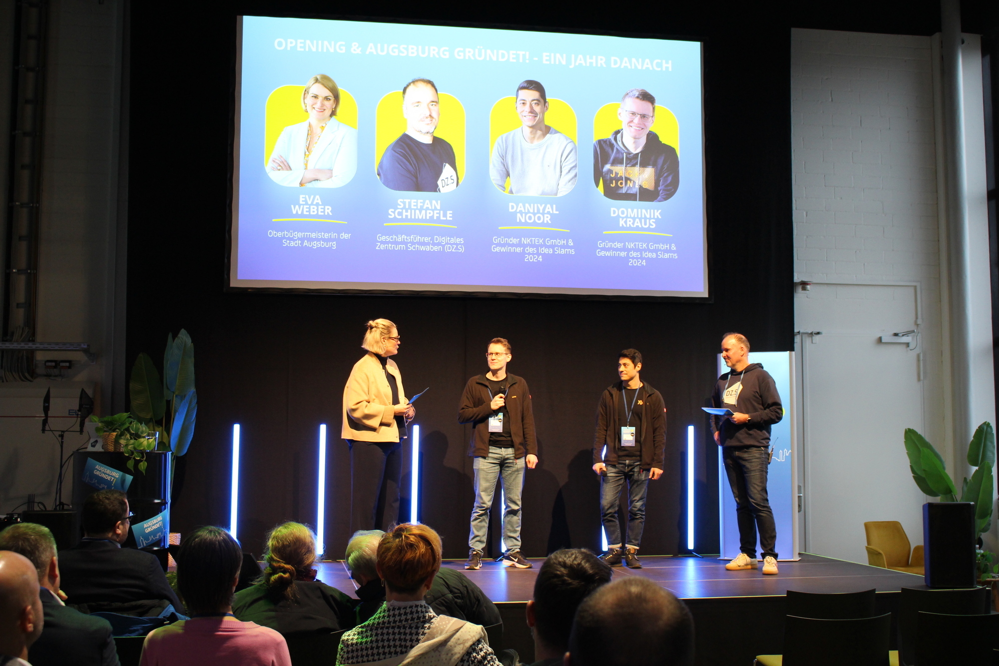 Die Gewinner von Augsburg gründet! 2024: Dominik Kraus (2. v. l.) und Daniyal Noor (2. v. r.) mit Oberbürgermeisterin Eva Weber und Stefan Schimpfle, Geschäftsführer des DZ.S. Foto: Lisa Graf/ B4B