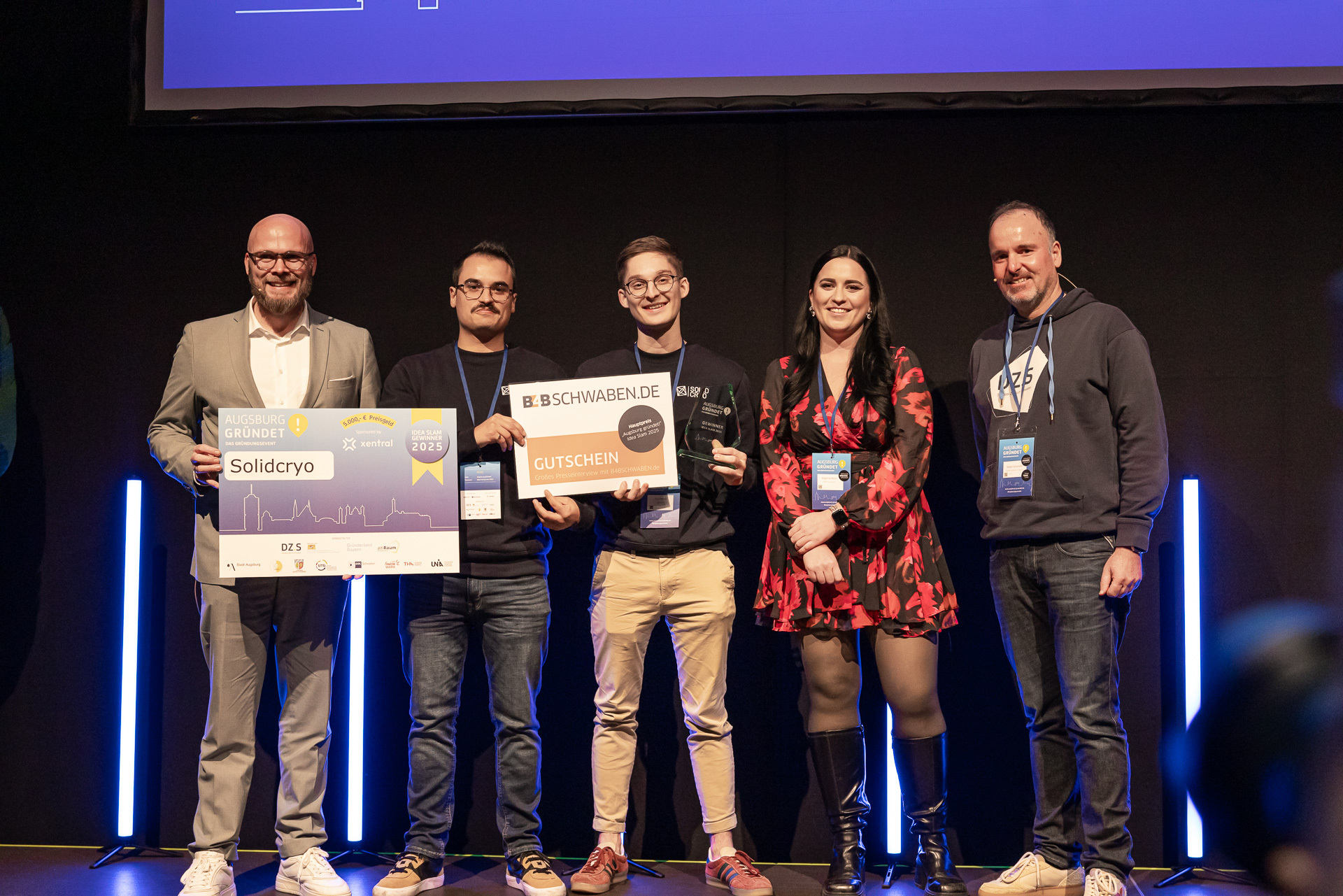Die Preisverleihung von Augsburg gründet!. Von links: Digitalminister Fabian Mehring, Jorginho Villar Guerrero und Paul Bittner von Solidcryo, Wirtschaftsredakteurin Angelina Märkl von B4B und Stefan Schimpfle vom DZ.S. Foto: DZ.S