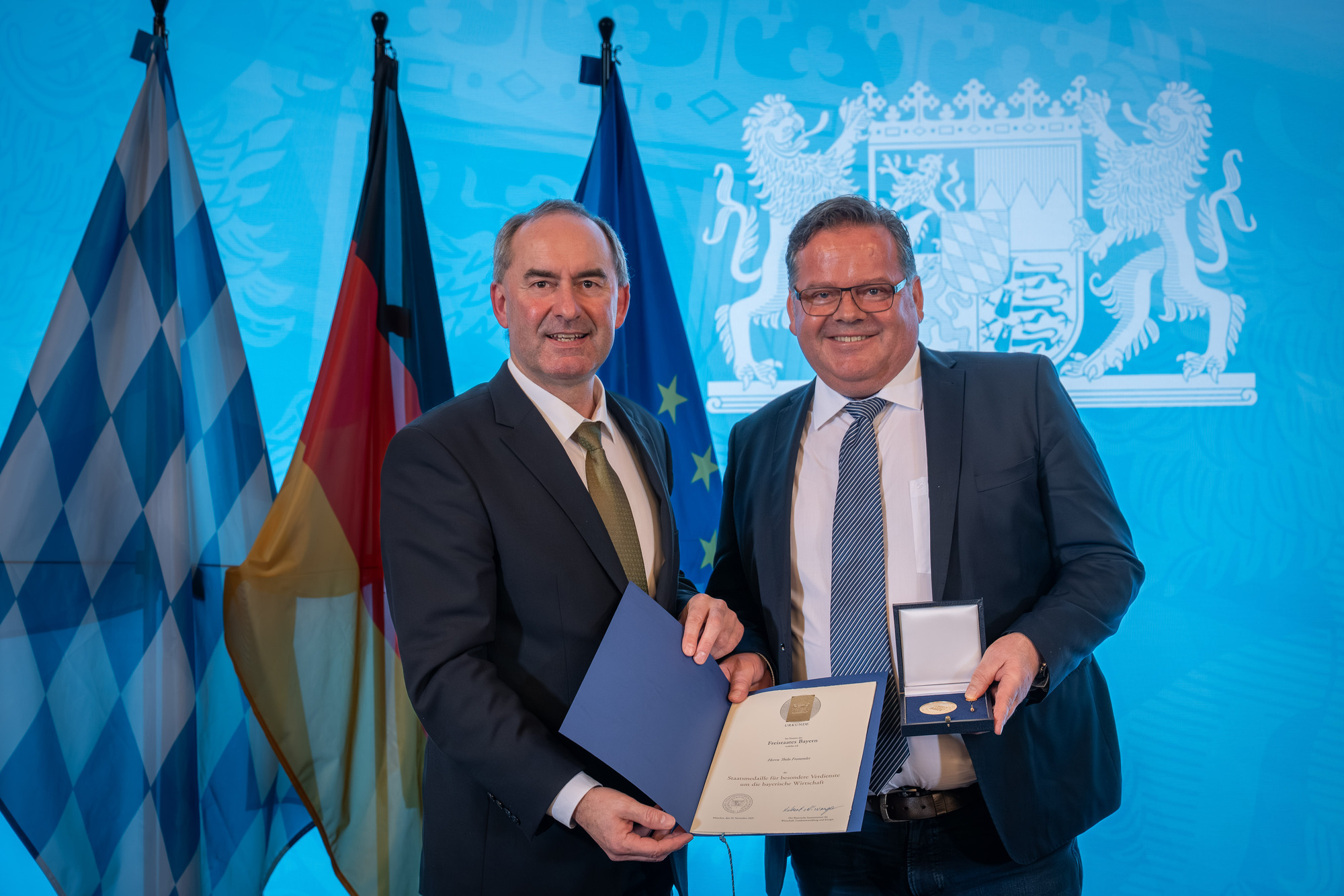 Der bayerische Wirtschaftsminister Hubert Aiwanger übergibt die Staatsmedaille an Thilo Frommlet, Geschäftsführer von Gefro. Foto: StMWi/A. Heddergott