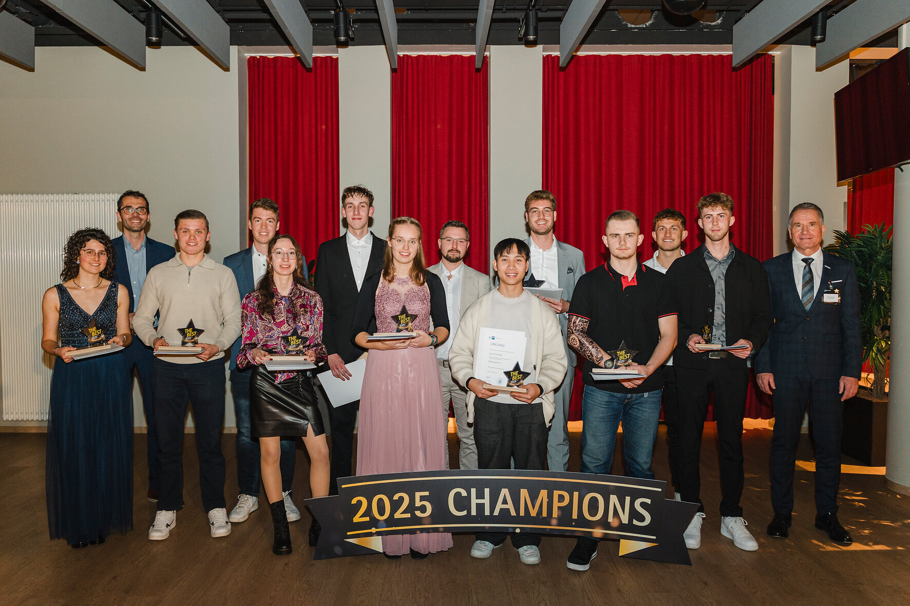 Die IHK Schwaben hat die besten Auszubildenden des Jahres in der WWK-Arena ausgezeichnet. Foto: IHK Schwaben