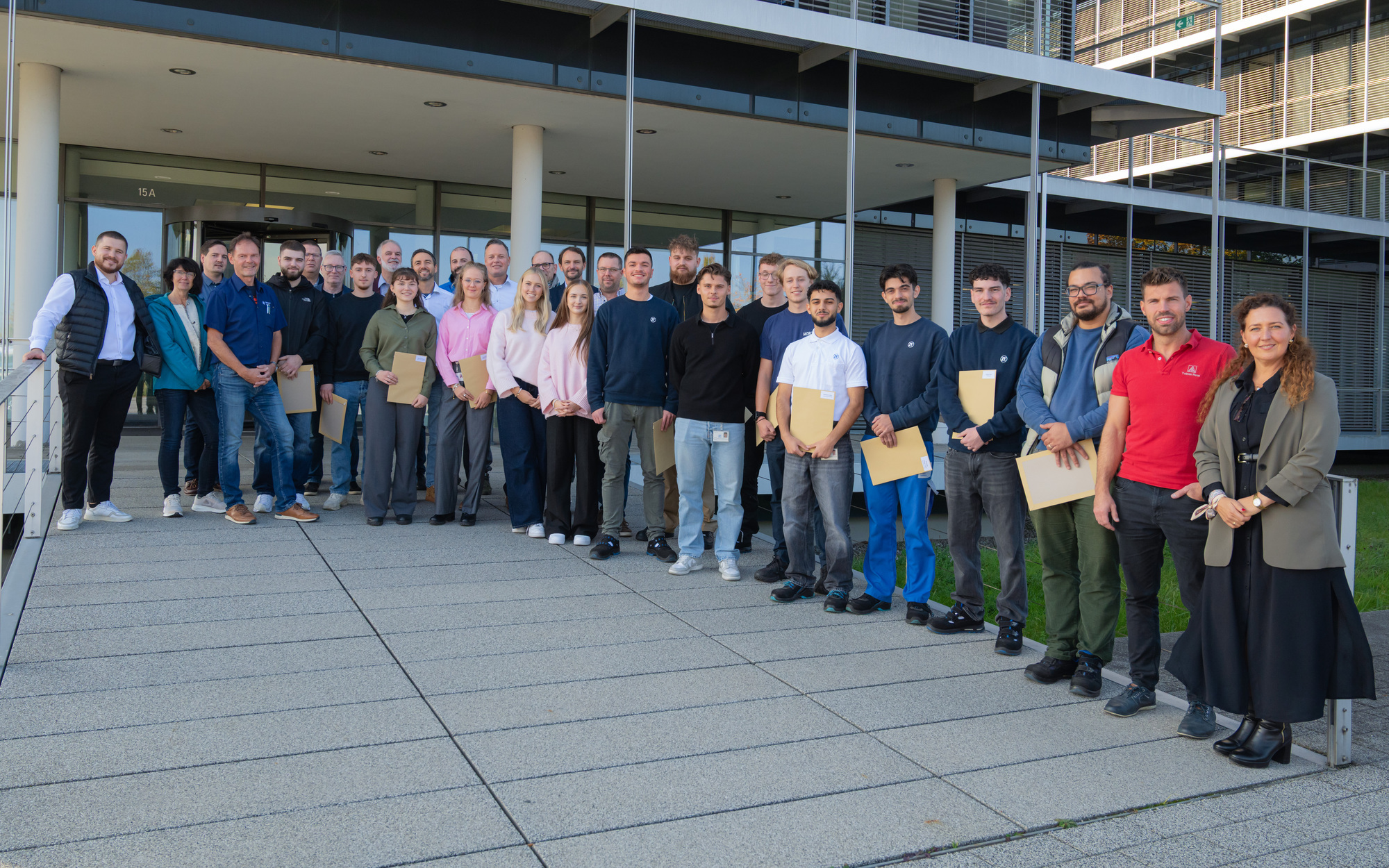 31 Jungfachkräfte haben am Standort Friedrichshafen von ZF den Abschluss ihrer Ausbildung gefeiert.