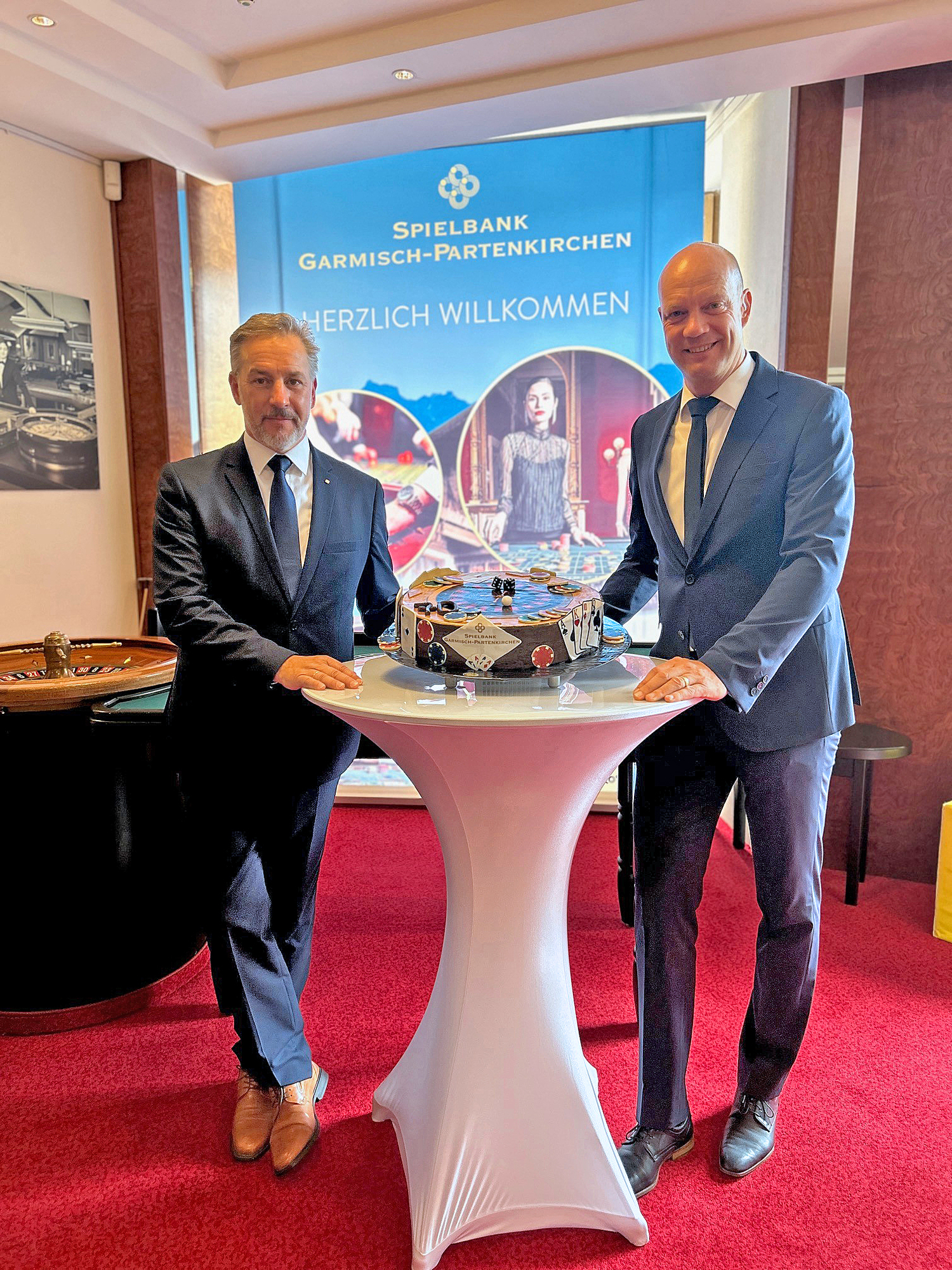 Der Technische Leiter der Spielbank, Michael Bär (l.), und Spielbank-Direktor Peter Eursch mit der feierlichen Torte. Bild: Spielbank Garmisch-Partenkirchen