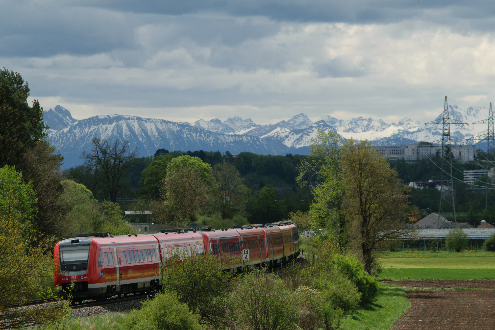 Die Regionalbahn auf dem Weg nach Kaufbeuren. Wie steht es um den Bahnverkehr im Allgäu? Foto: Adobe Stock/ akadmie