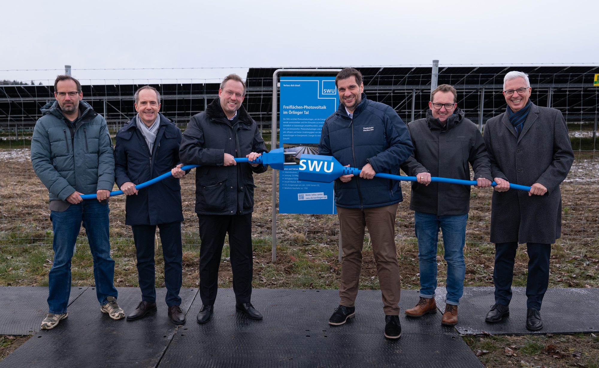 Von links: Martin Sommer (Geschäftsführer Energiewerk GmbH), Bernd Adolph (Geschäftsführer SWU Energie GmbH), Martin Ansbacher (Oberbürgermeister Stadt Ulm), Klaus Eder (Geschäftsführer SWU Stadtwerke Ulm/Neu-Ulm GmbH), Josef Althoff (Geschäftsführer Stadtwerke Ulm/Neu-Ulm Netze GmbH), Manfred Staib (Kaufmännischer Leiter SWU Stadtwerke Ulm/Neu-Ulm GmbH)