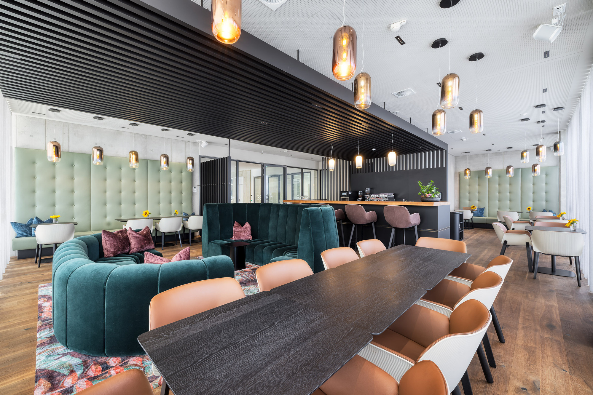 Die Espressobar im Campus für Schneider Geiwitz setzt auf Farbakzente und Lounge-Atmosphäre. Foto: Nikolay Kazakov