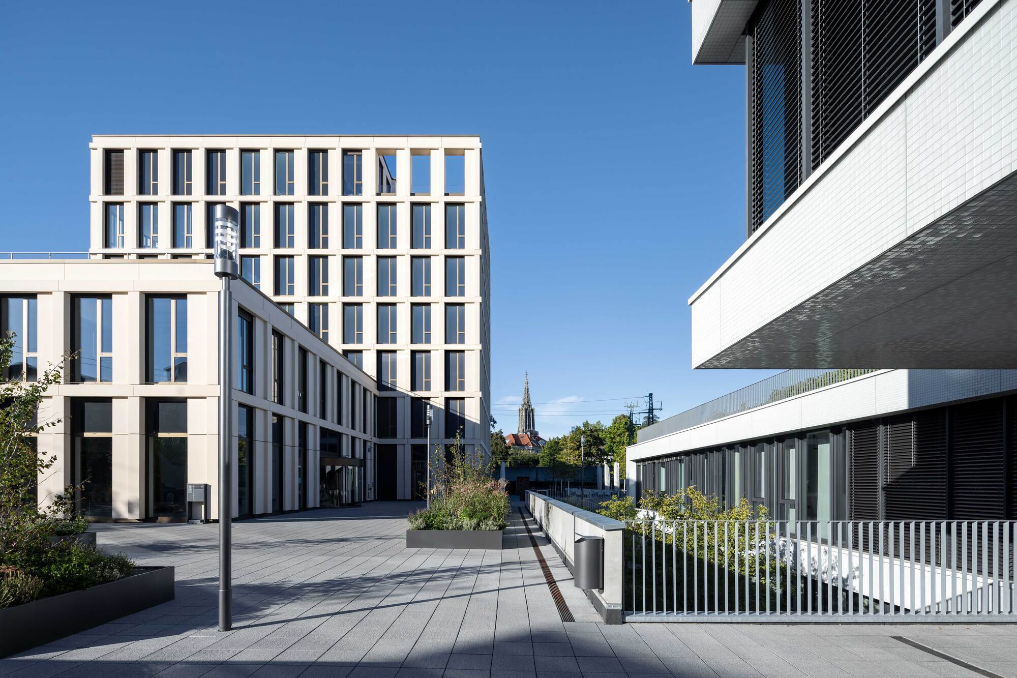 Der Campus für Schneider Geiwitz in Ulm bildet sich aus dem umgebauten Bestandsbau – der alten Hochschule für Kommunikation – sowie einem turmartigen Neubau. Foto: Nikolay Kazakov