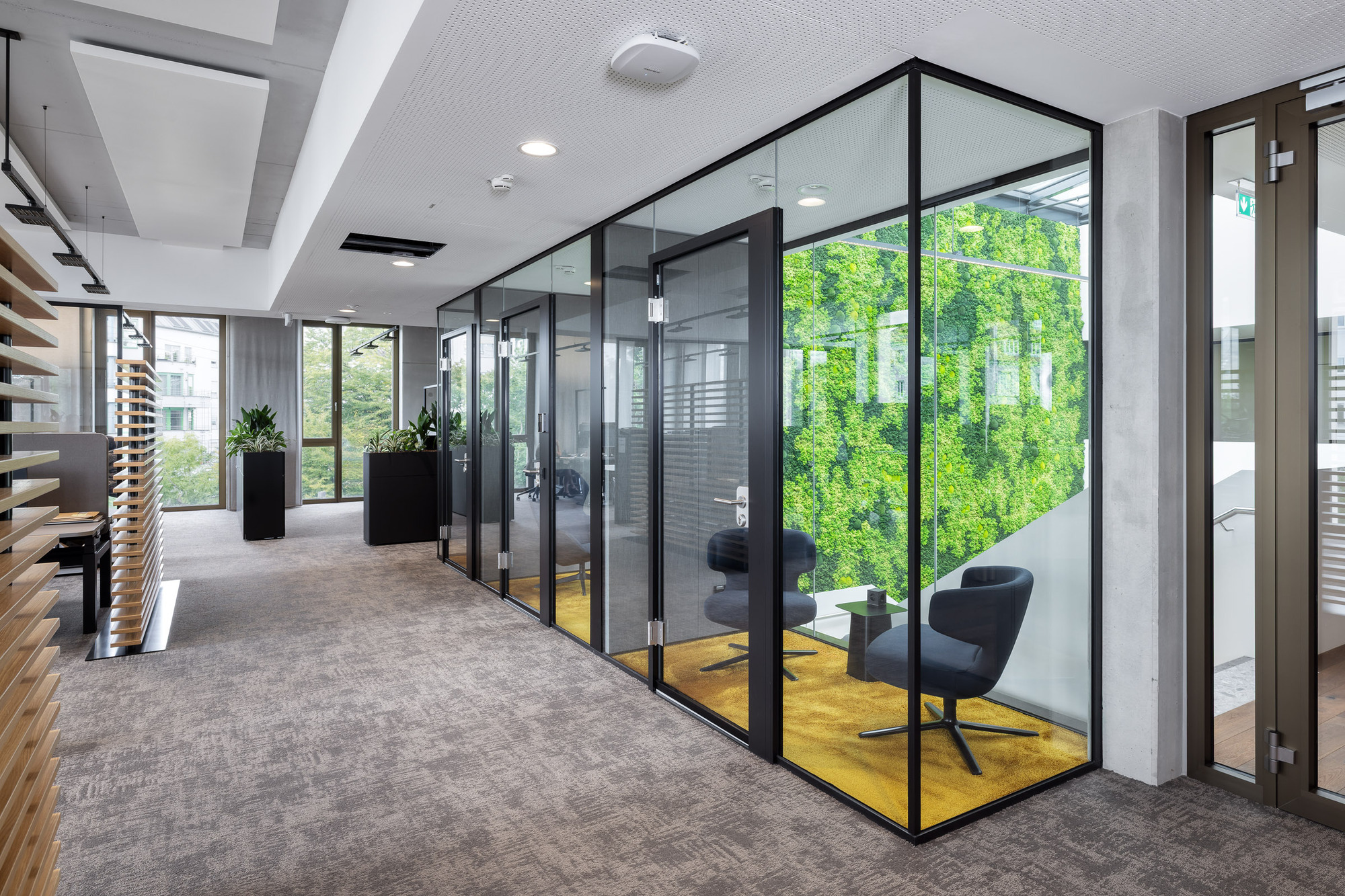 Rückzugsbereiche sind bewusst farblich akzentuiert und setzen sich somit von den Einzelarbeitsplätzen ab. Foto: Nikolay Kazakov