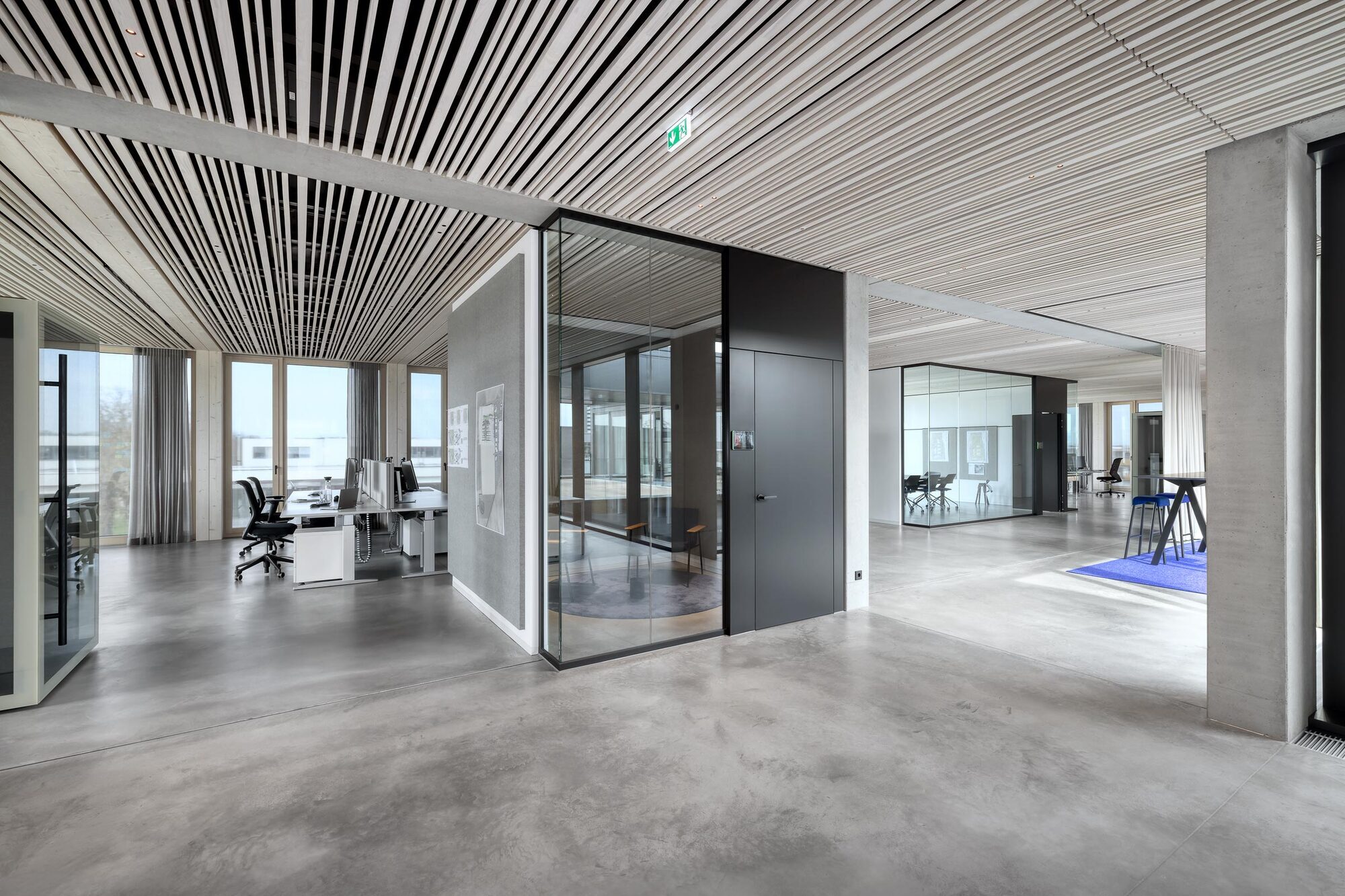 <p>Büro Nething: Offene Bürostrukturen mit eingestellten Besprechungs- und Rückzugsräumen. Foto: Nikolay Kazakov<br></p>