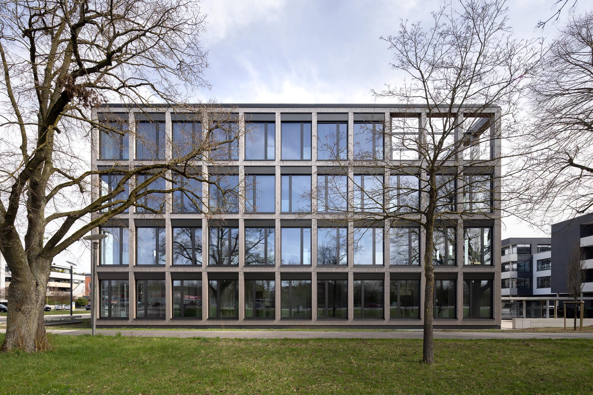 Bürogebäude für Nething Architekten. Der Holzhybrid-Bau nimmt offene Arbeitswelten auf. Foto: Nikolay Kazakov