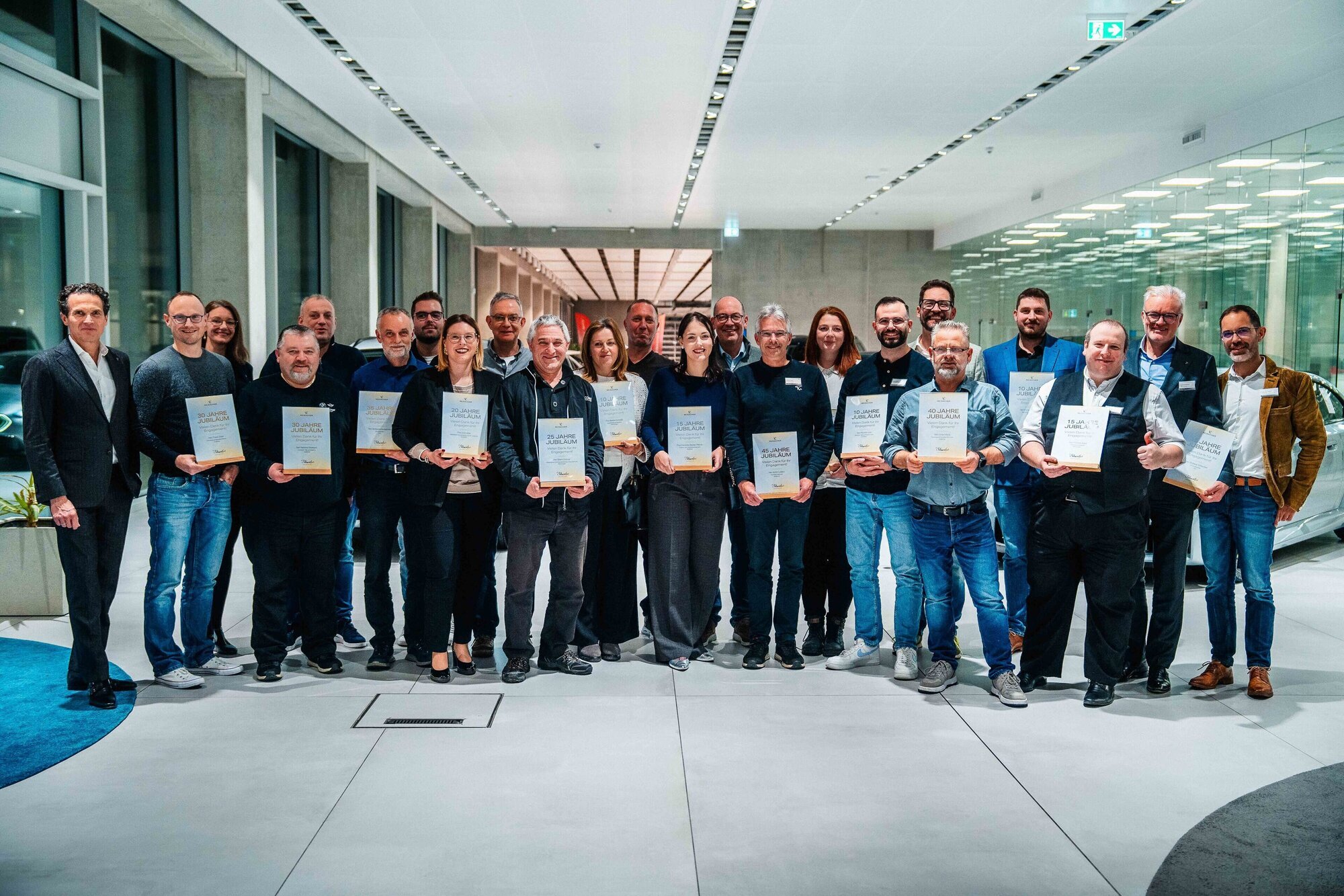 Reisacher hat am Standort Augsburg knapp 30 langjährige Mitarbeitende für ihre Betriebszugehörigkeit geehrt. Fotoquelle: Reisacher