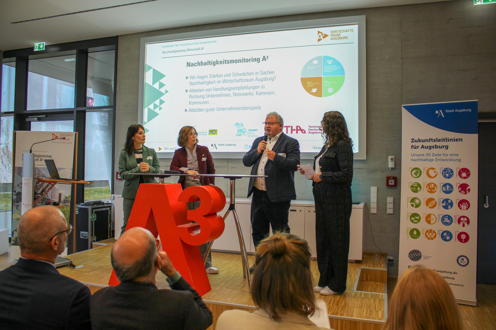 Von links: Annabell Hummel-Wiest, Sabine Joeris und Andreas Thiel sprechen mit Moderatorin Lisa Graf über den A³ Nachhaltigkeitsmonitor. Foto: Katharina Seeburger/ B4B