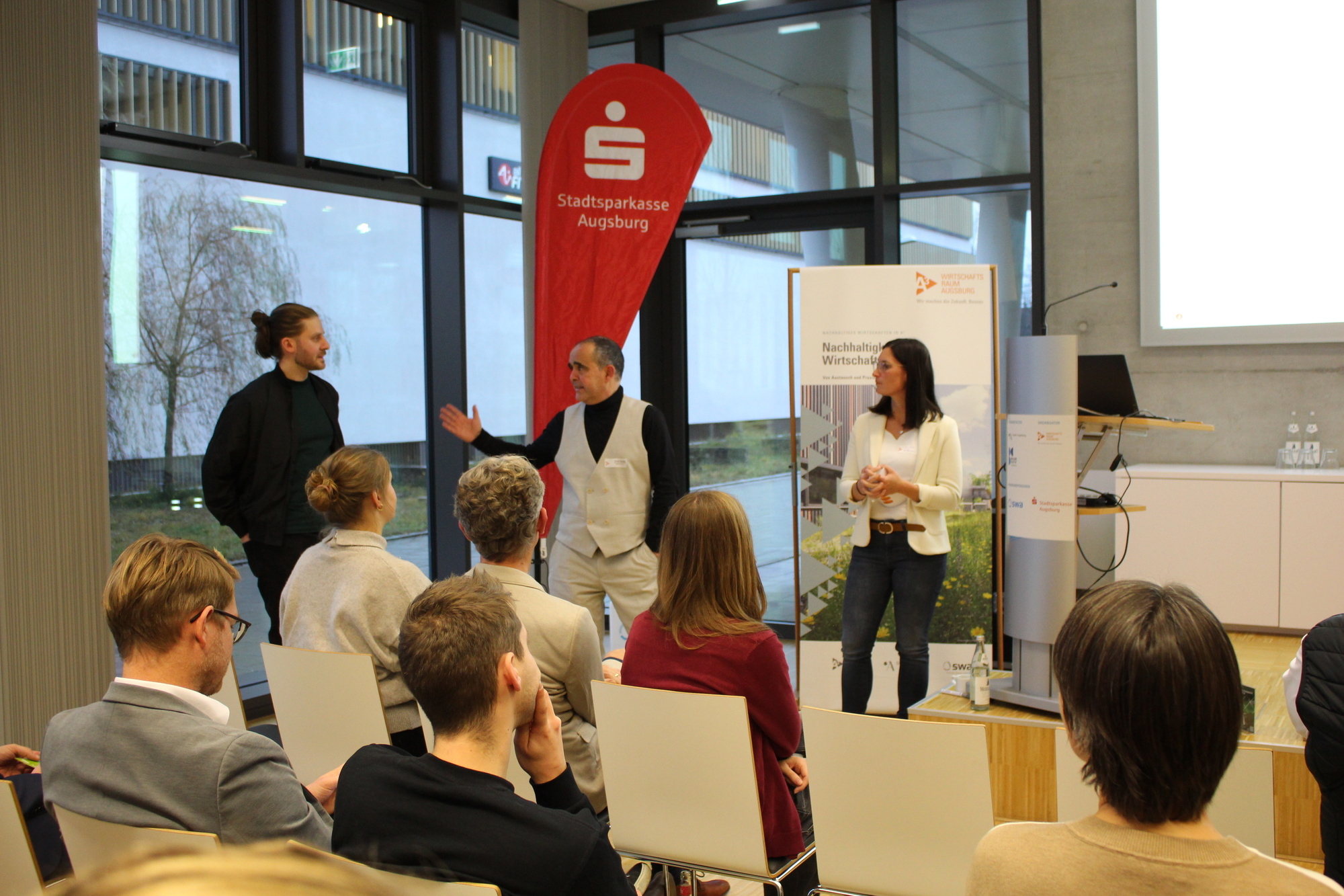 Von links: Michael Schott, Andres Santiago und Julia Rißler sprechen darüber, wie Nachhaltigkeit kommuniziert werden kann. Foto: Katharina Seeburger/ B4B