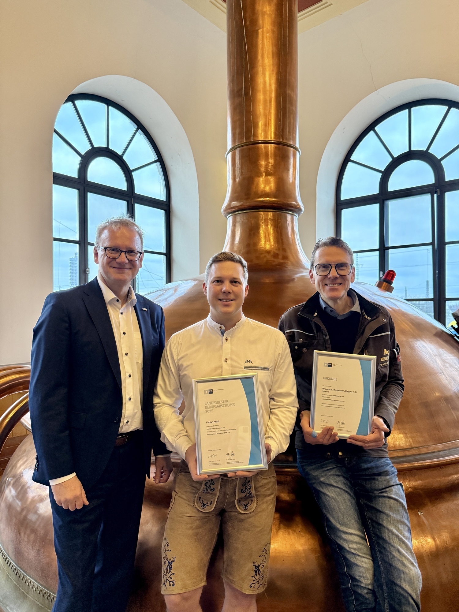 Von links: Jens Walter (IHK-Regionalgeschäftsführer), Fabian Adolf (Landesbester Brauer- und Mälzer-Azubi) und Ausbilder Frank Müller von der Brauerei Riegele. Foto: IHK Schwaben