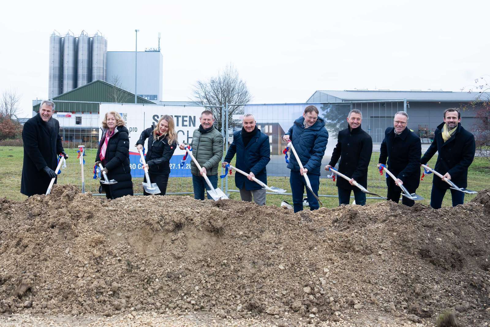 (V. l. n. r.) Christian Konrad (Bürgermeister der Stadt Leipheim), Prof. Dr. Uta M. Feser, Andrea Hofmann,Rainer Finkel (zweiter
