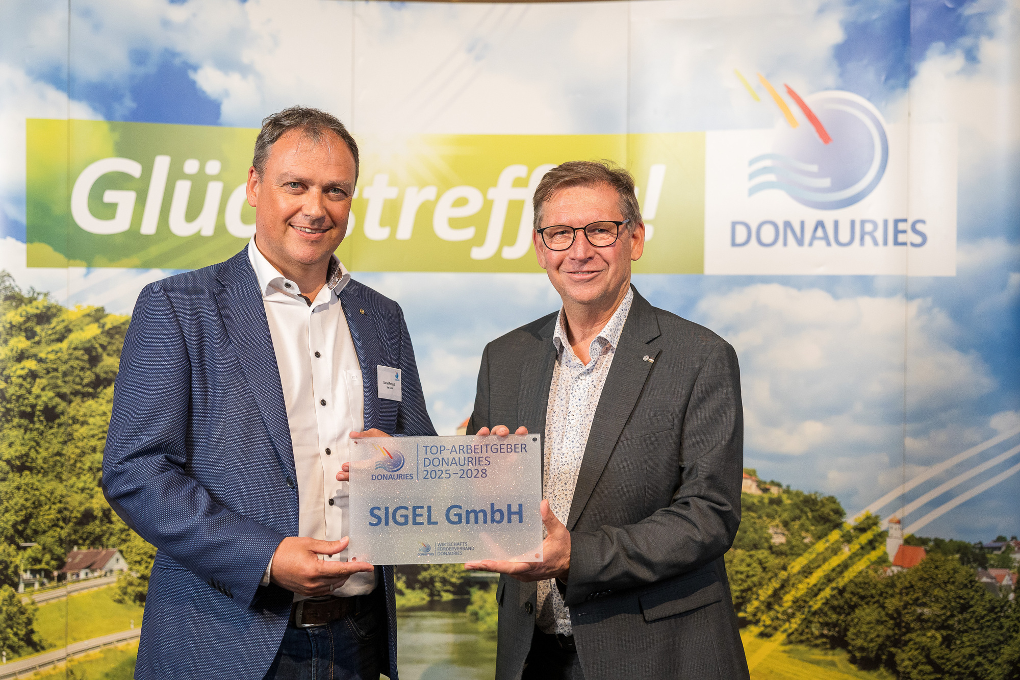 Landrat Stefan Rößle (r.), Vorsitzender des Wirtschaftsförderverbands DONAURIES e. V., überreichtdie Auszeichnung „Top Arbeitgeb