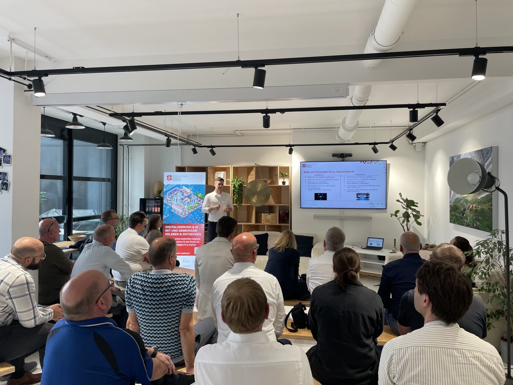 Vortrag zu Grundlagen und Einsatzmöglichkeiten von KI in der Produktion von einem der KI-Trainer des Zentrums, Sebastian Maier. Foto: Digitalzentrum Augsburg