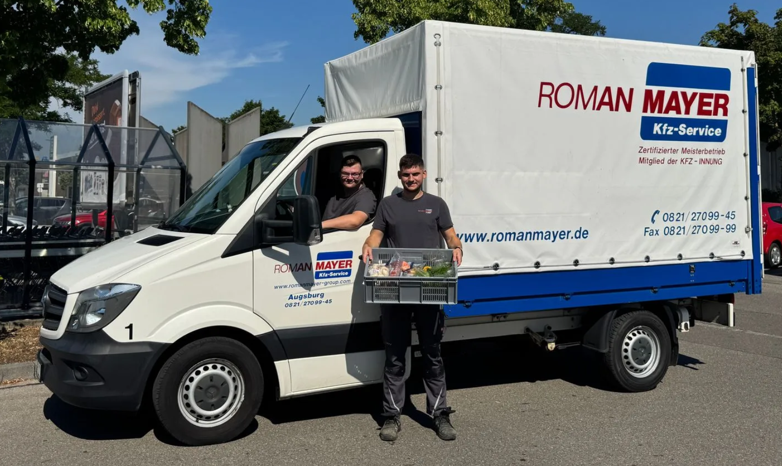 Nachwuchskräfte der Roman Mayer Logistik Group packen aktiv beim Gersthofer Tisch mit an. Foto: Roman Mayer Logistik Group