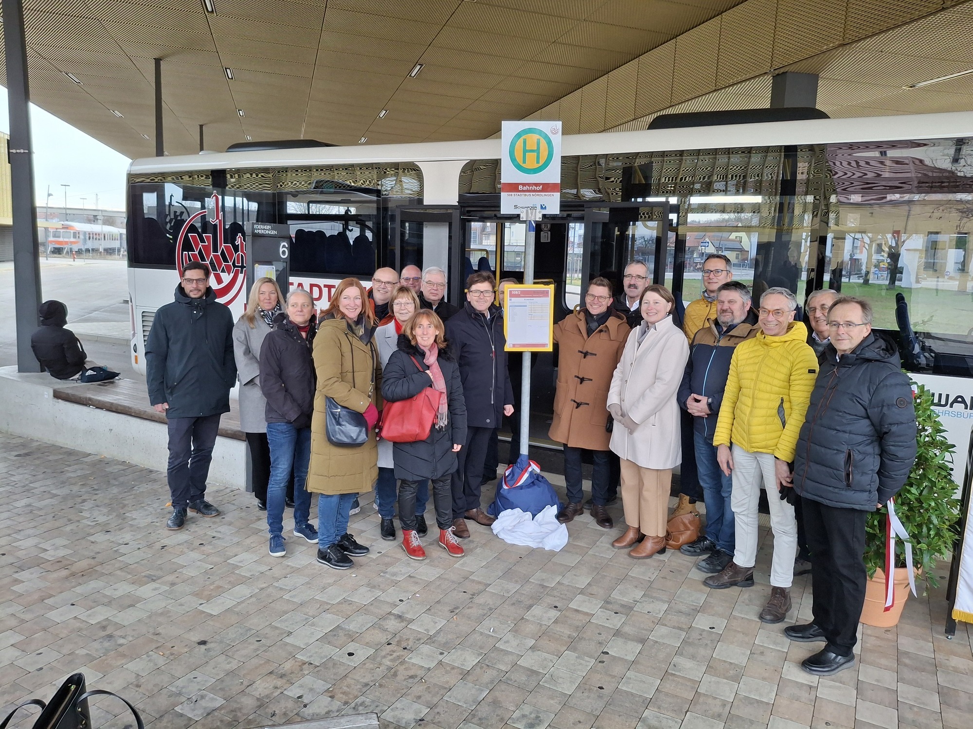 Gemeinsam für bessere Mobilität: OB Wittner, Claudia Marb und Jörg Schwarzer präsentieren am Busbahnhof Nördlingen das neue St