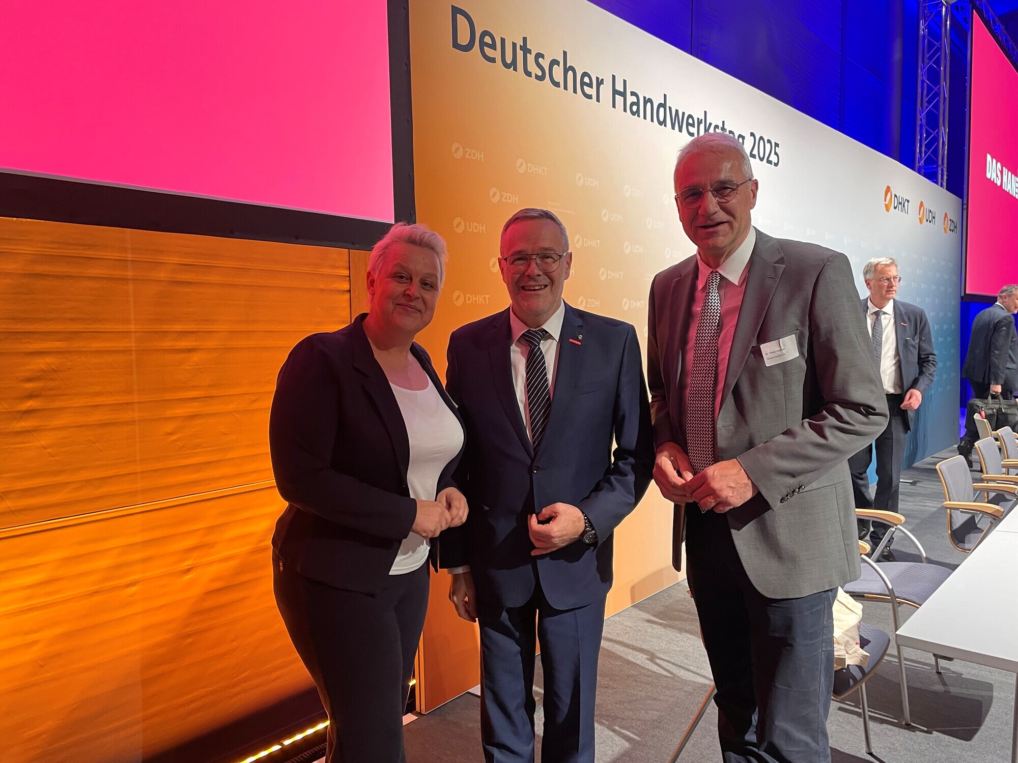 Präsidentin Katja Maier mit Jörg Dittrich (Mitte) und Dr. Tobias Mehlich, dem Hauptgeschäftsführer der Handwerkskammer Ulm.