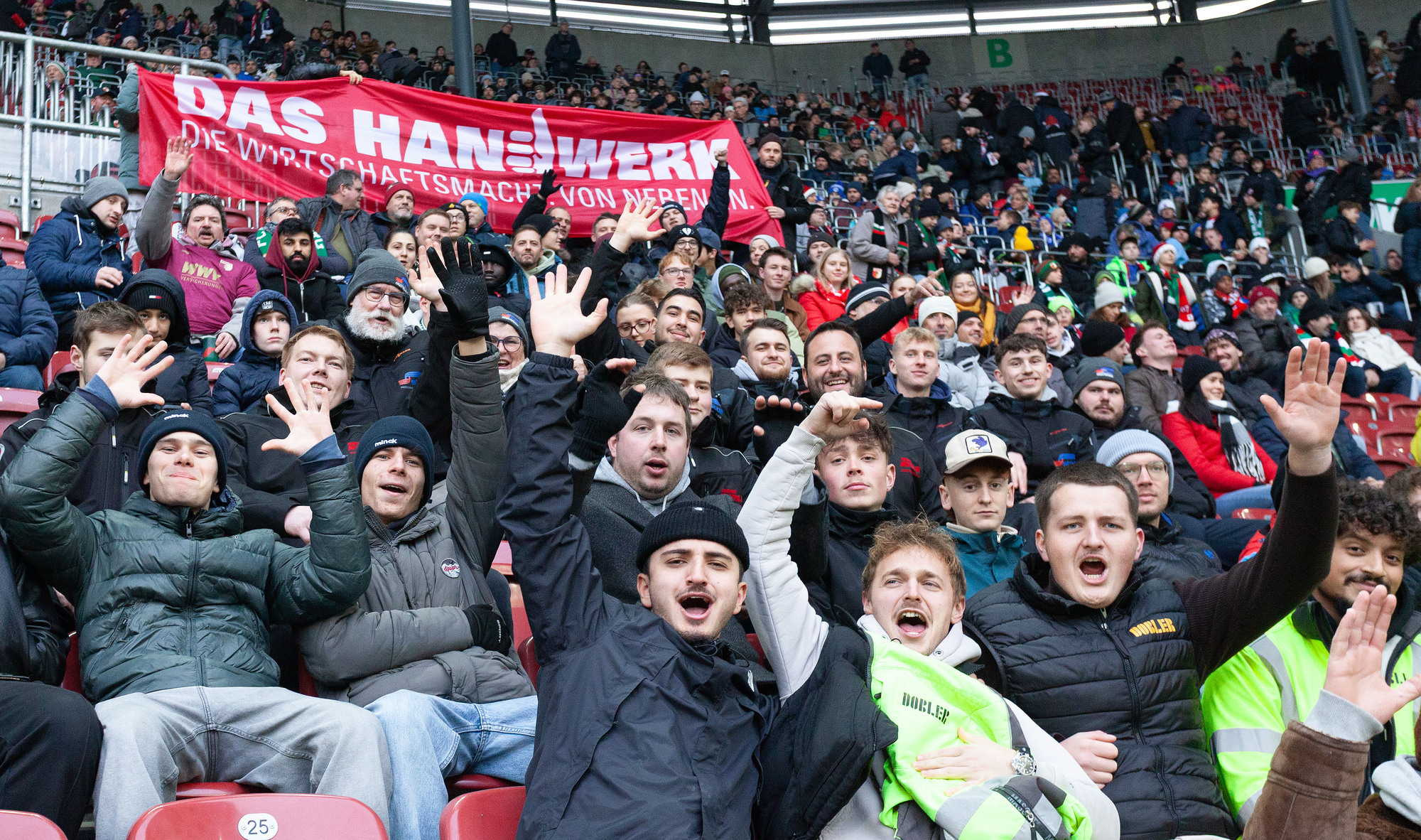 Ausgelassene Stimmung bei der Bundesligapartie FC Augsburg gegen Bayer Leverkusen – die HWK Schwaben lud 125 Azubis samt Begleit