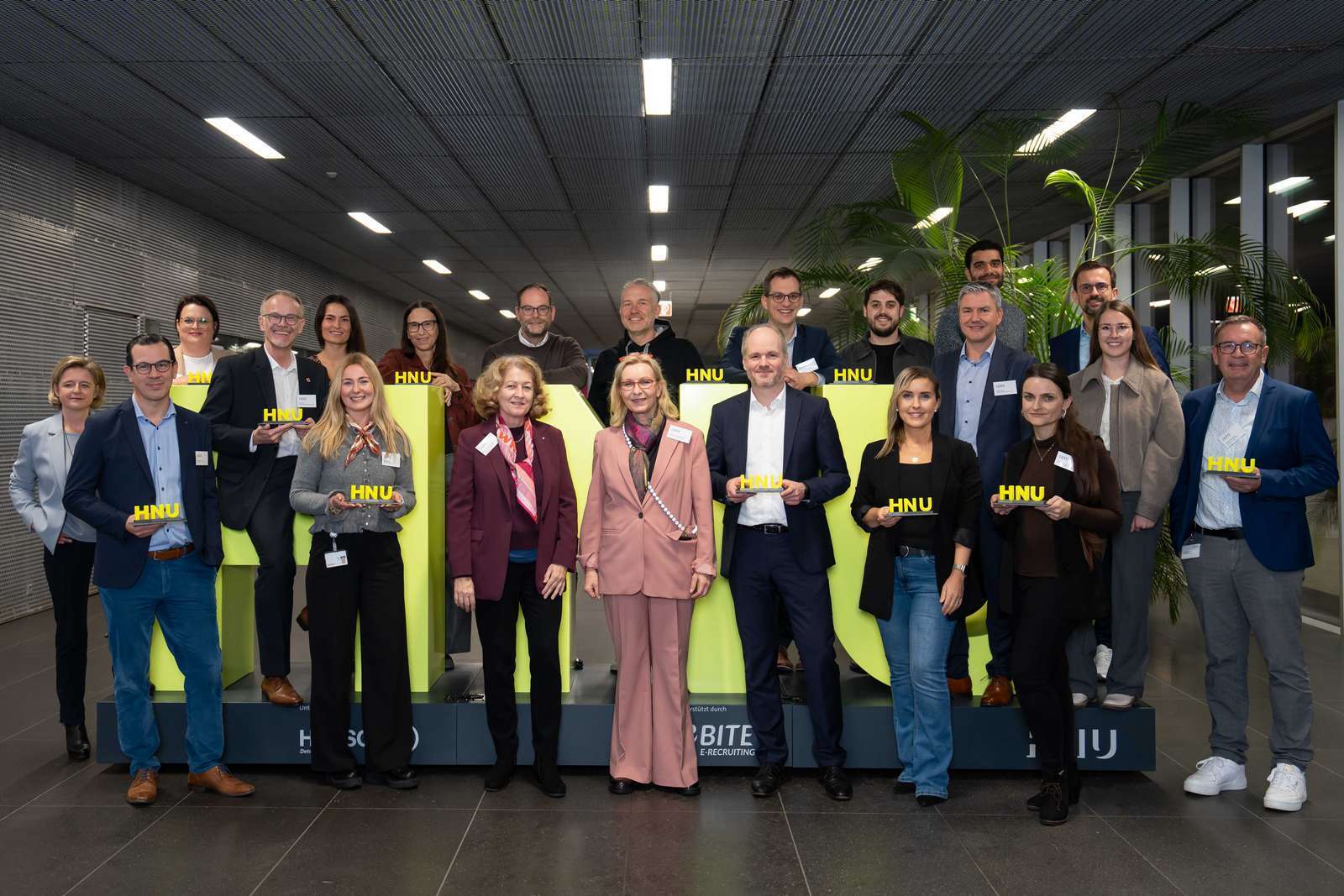 V. l. hinten: Bettina Geiger (Seifert Logistics GmbH), Caroline Adam und Alexandra Nusser (Hensoldt Sensors GmbH), Dr. Wolfgang