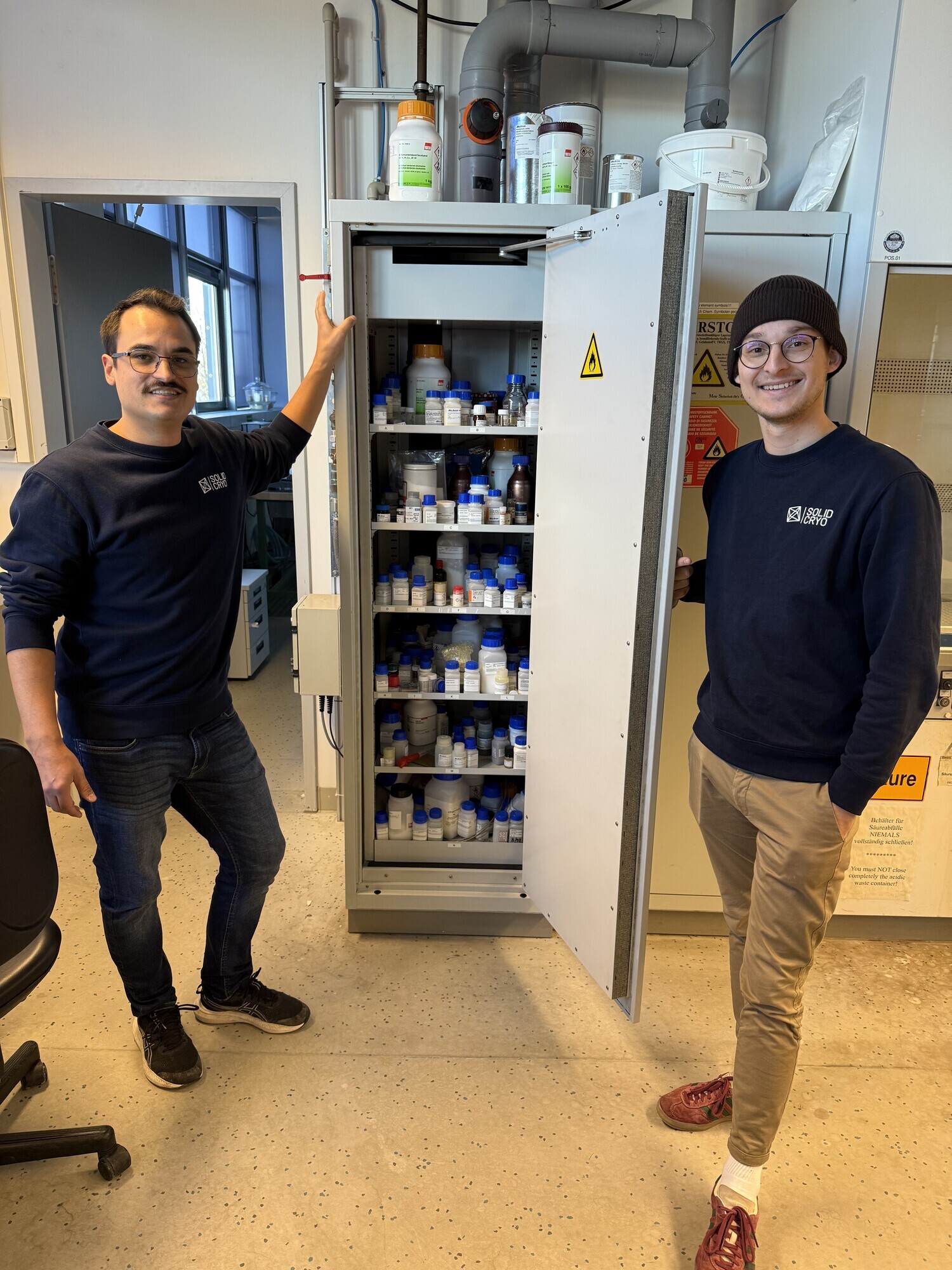 Hier bewahrt das Team eine Auswahl an Labor- und Arbeitsmaterialien auf, die in der Entwicklung der Tieftemperaturtechnologie zum Einsatz kommen. Fotoquelle: B4BSCHWABEN.de / Angelina Märkl