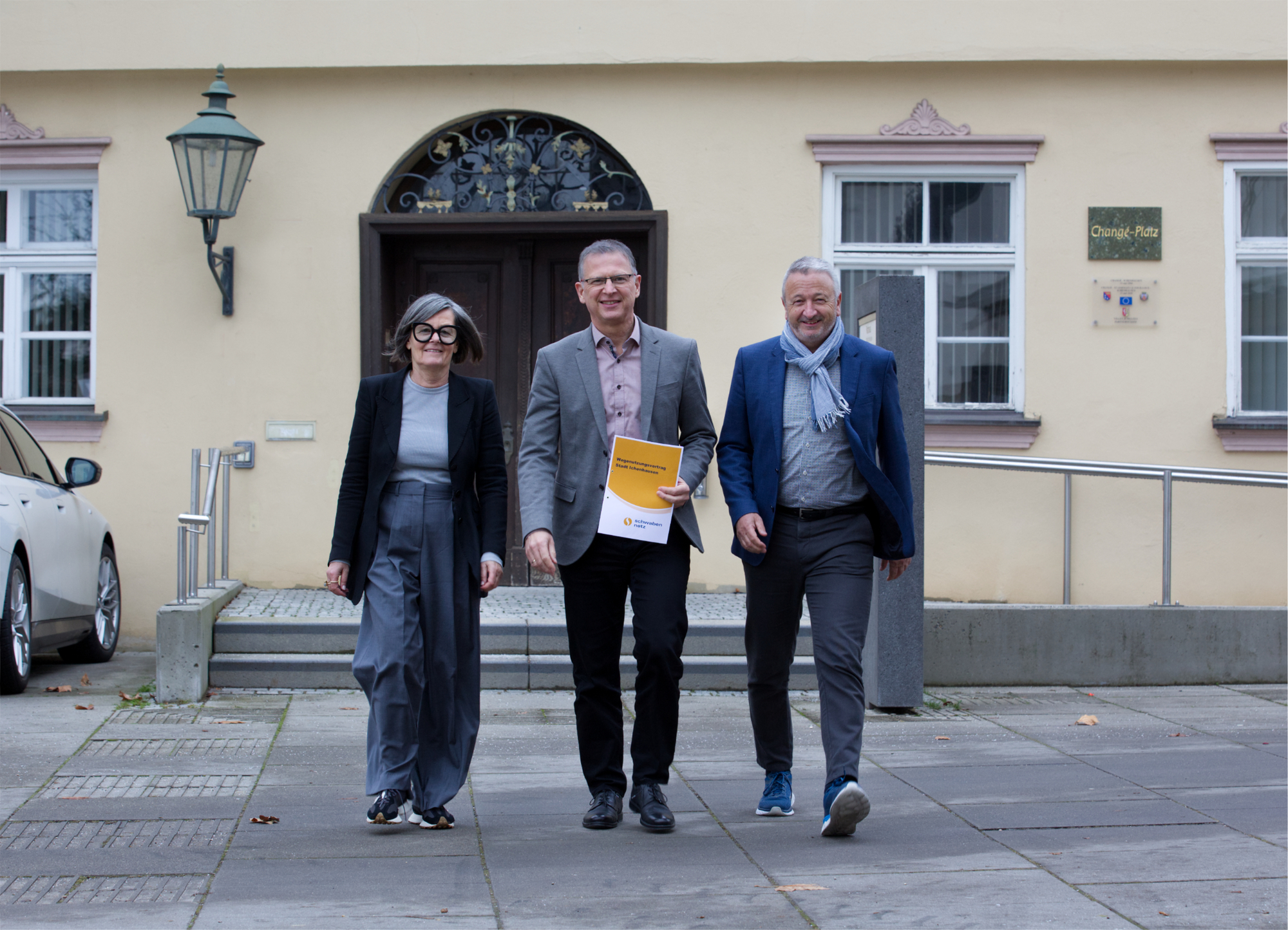 Von links: Gabriele Krybus, Konzessionsmanagement schwaben netz, Robert Strobel, 1. Bürgermeister in Ichenhausen und Uwe Sommer, Prokurist schwaben netz. Foto: Energie Schwaben