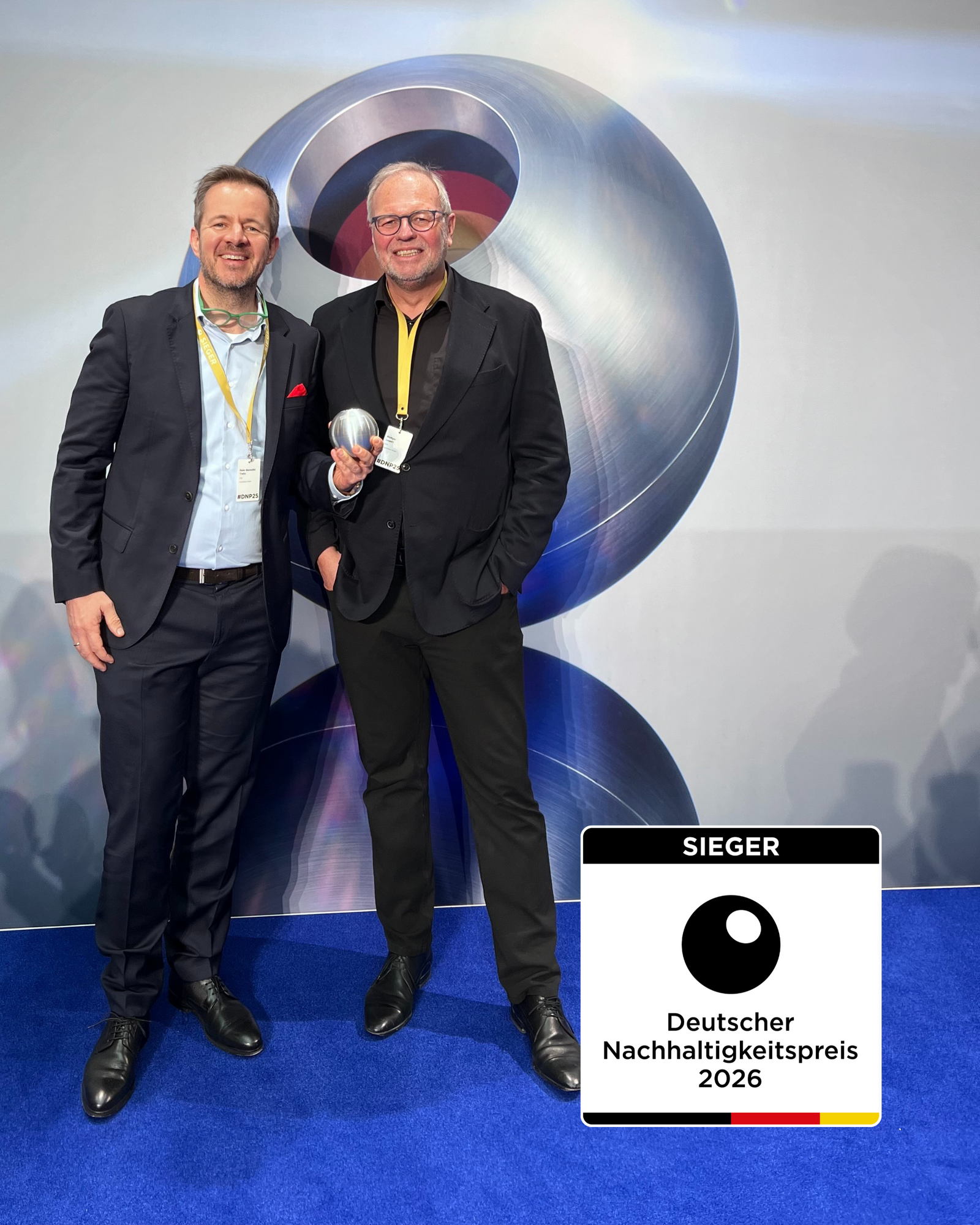 Rüdiger Lugert (rechts), Geschäftsführer Keimfarben, und Peter Treitz, Chief Sustainability Officer, nehmen den Preis entgegen. Foto: Keimfarben