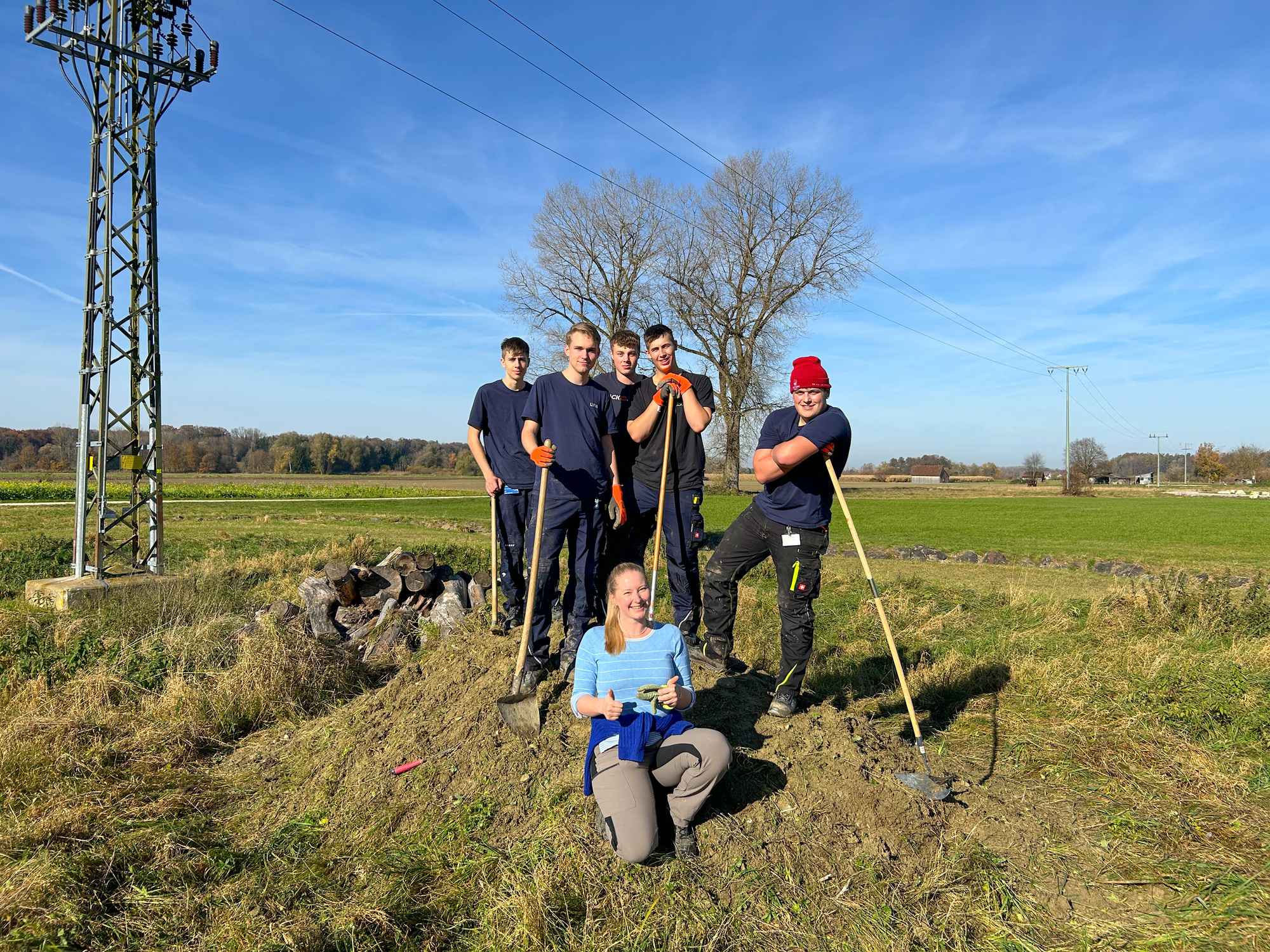 v.l.: Auszubildende Jonas Köpf, Jakob Petry, Noah Wiedl, Leon Schmoll, Tim Hümpfner und Julia Sing von der Stiftung Kulturlandsc