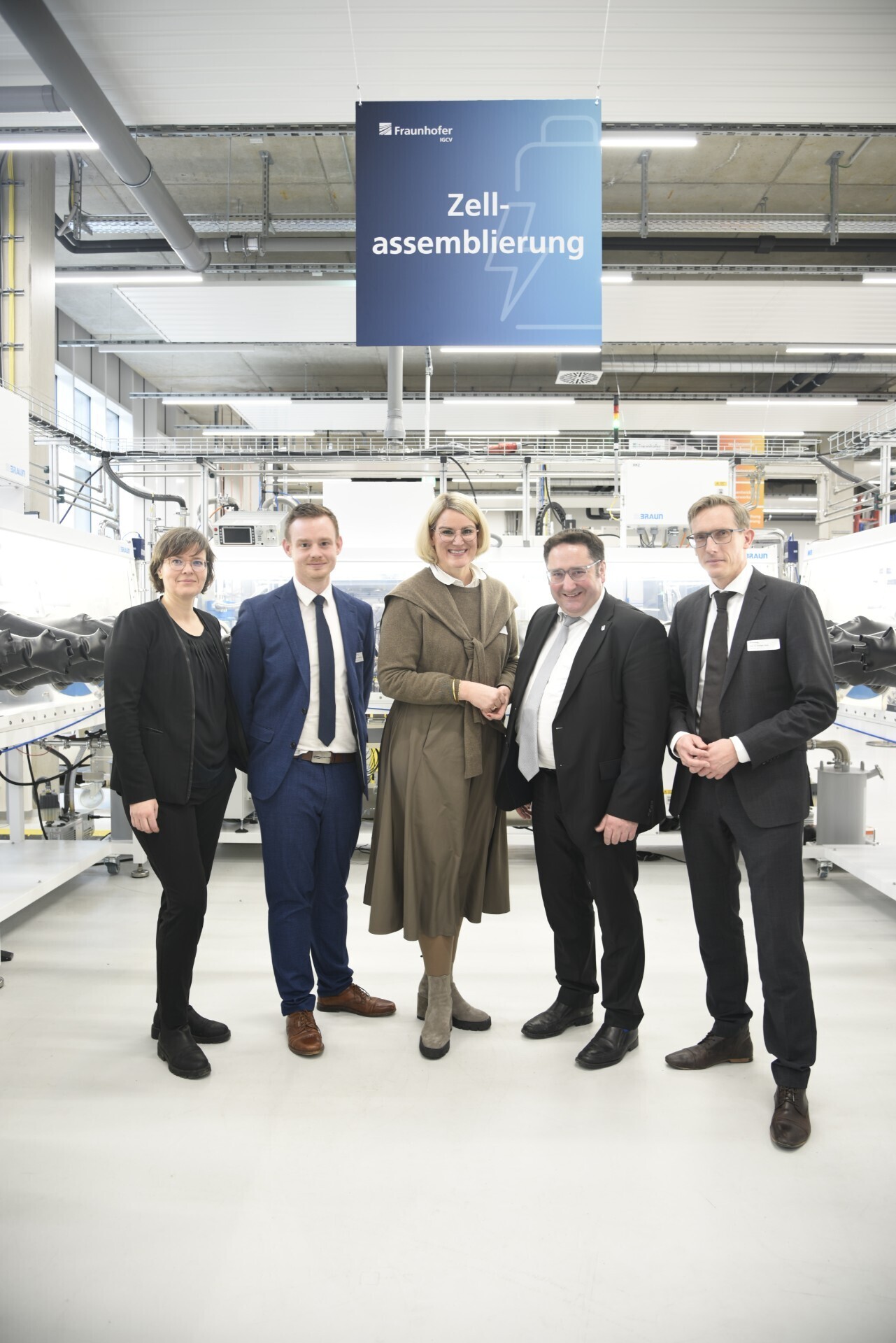 V.l.n.r.: Dr. Sophie Hippmann (Fraunhofer Gesellschaft), Florian Steinlehner (Fraunhofer IGCV), Eva Weber (Oberbürgermeisterin, Stadt Augsburg), Tobias Gotthardt (Staatssekretär, Bay. Wirtschaftsministerium, Prof. Rüdiger Daub (Institutsleiter, Fraunhofer IGCV). Foto: Fraunhofer IGCV