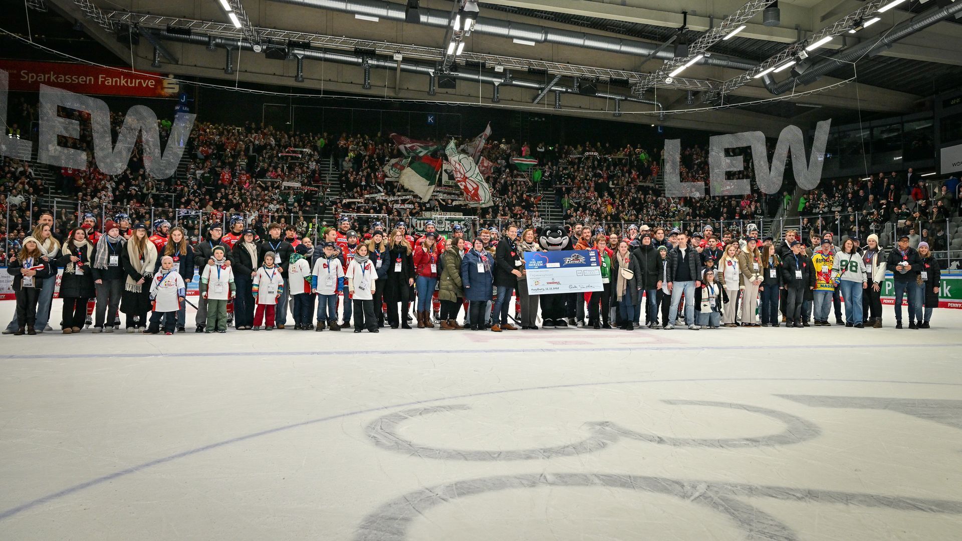 Augsburger Panther, LEW und zahlreiche Unterstützende haben beim „Spiel der Herzen“ gemeinsam für soziale Projekte in der Region gesammelt. Fotoquelle: Augsburger Panther Eishockey GmbH