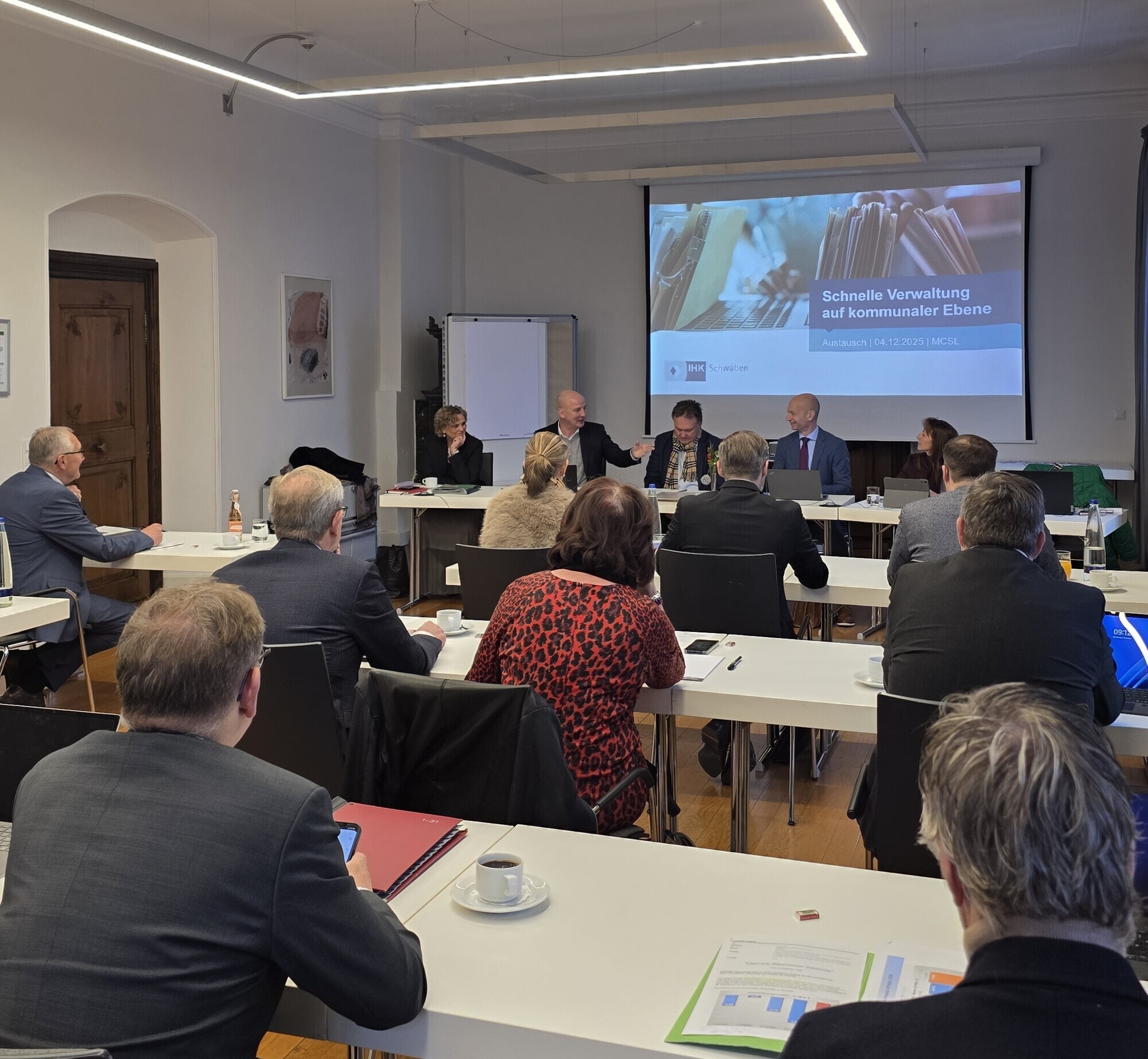 Schwäbische Landräte, Oberbürgermeister und IHK besprechen bei einer Arbeitstagung im Schloss Lautrach, wie sie Erfolgsmodelle a