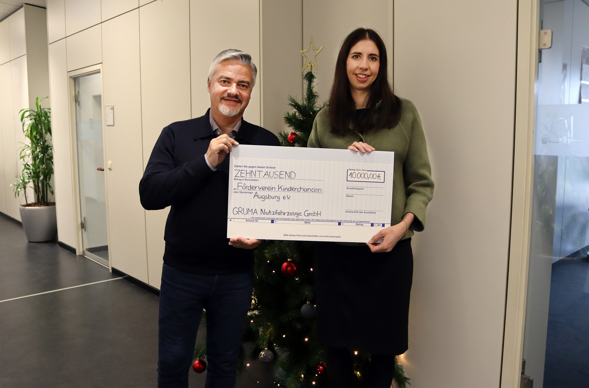 Sophie Gruber überreicht die Spende in Höhe von 10.000 Euro an Fritz Stütz, 1. Vorsitzender des Vereins Kinderchancen Augsburg e.V. Foto: Gruma