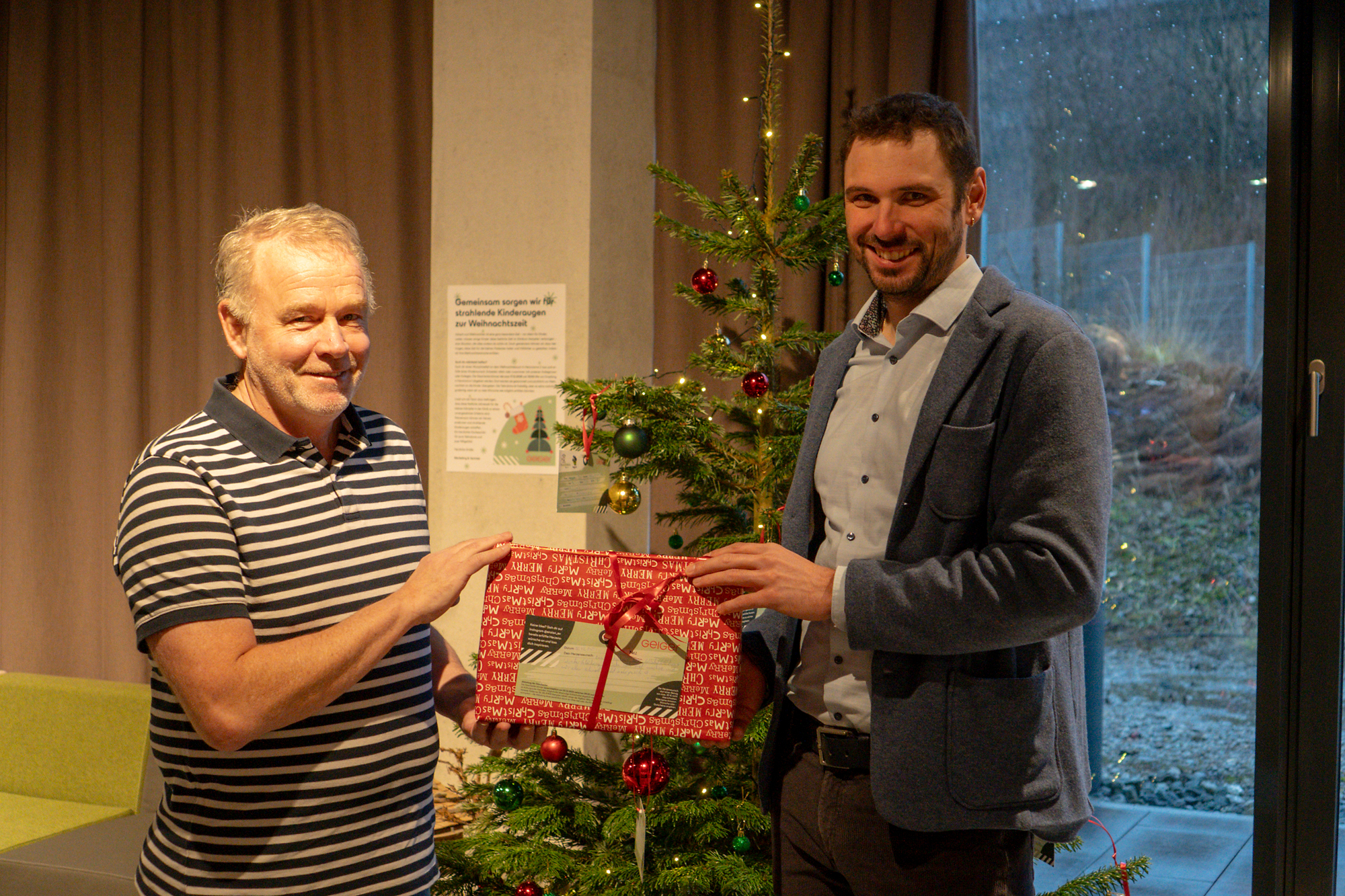 Gemeinsam erfüllen Klaus Klauser, Vorstand des Vereins Enzian e. V., und Pius Geiger, Gesellschafter der Geiger Gruppe, Weihnachtswünsche kranker Kinder. Foto: Jona Breyer/Geiger Gruppe