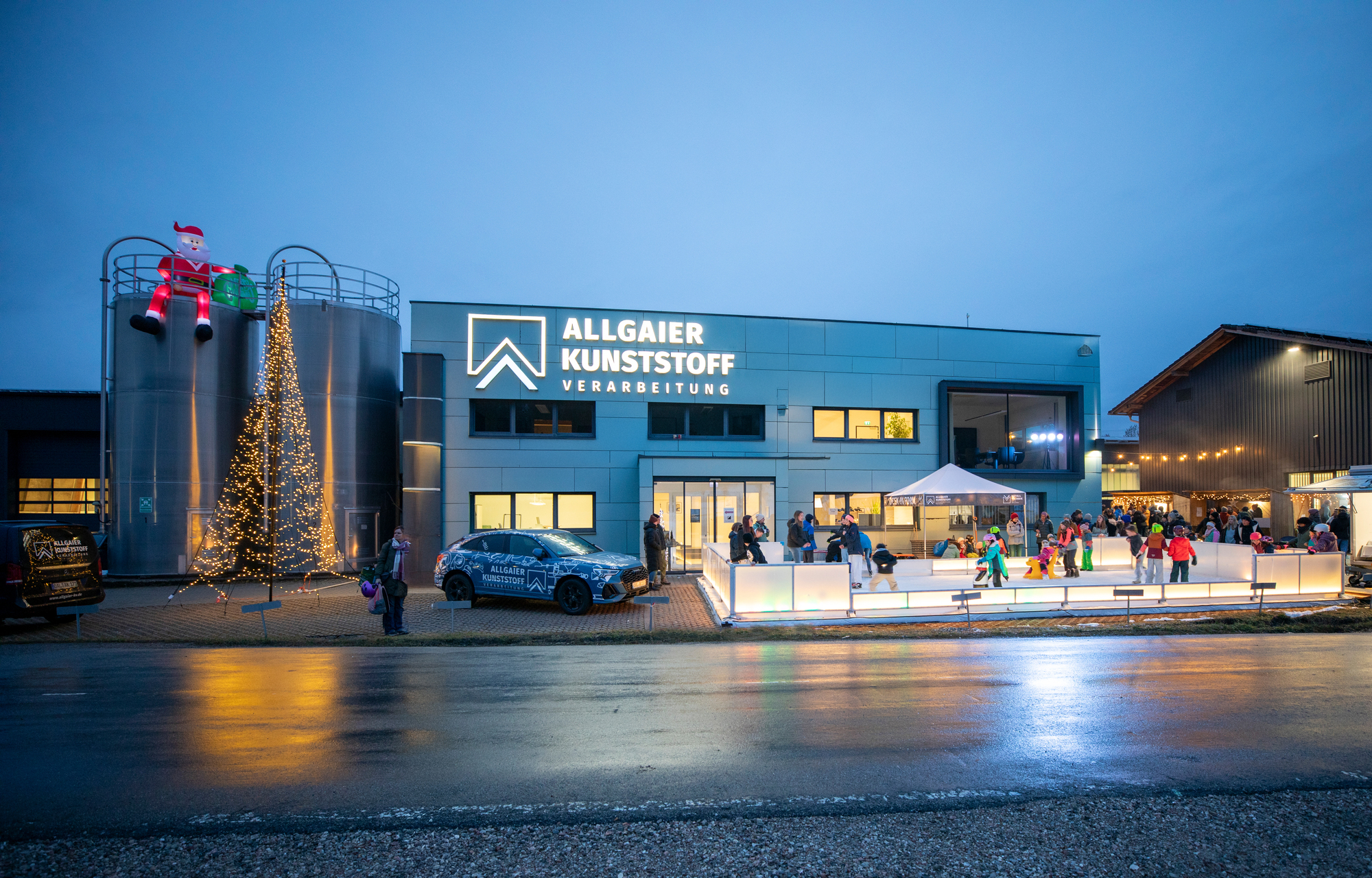 Der gesamte Erlös des Weihnachtsmarktes kam ohne Abzüge den Nesselwanger Vereinen zugute. Foto: Allgaier Kunststoffverarbeitung GmbH &amp; Co. KG