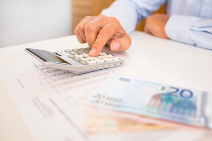 Eine IHK-Sonderauswertung zeigt einen deutlichen Anpassungsdruck aufgrund der Mindestlohnerhöhung ab 2026.