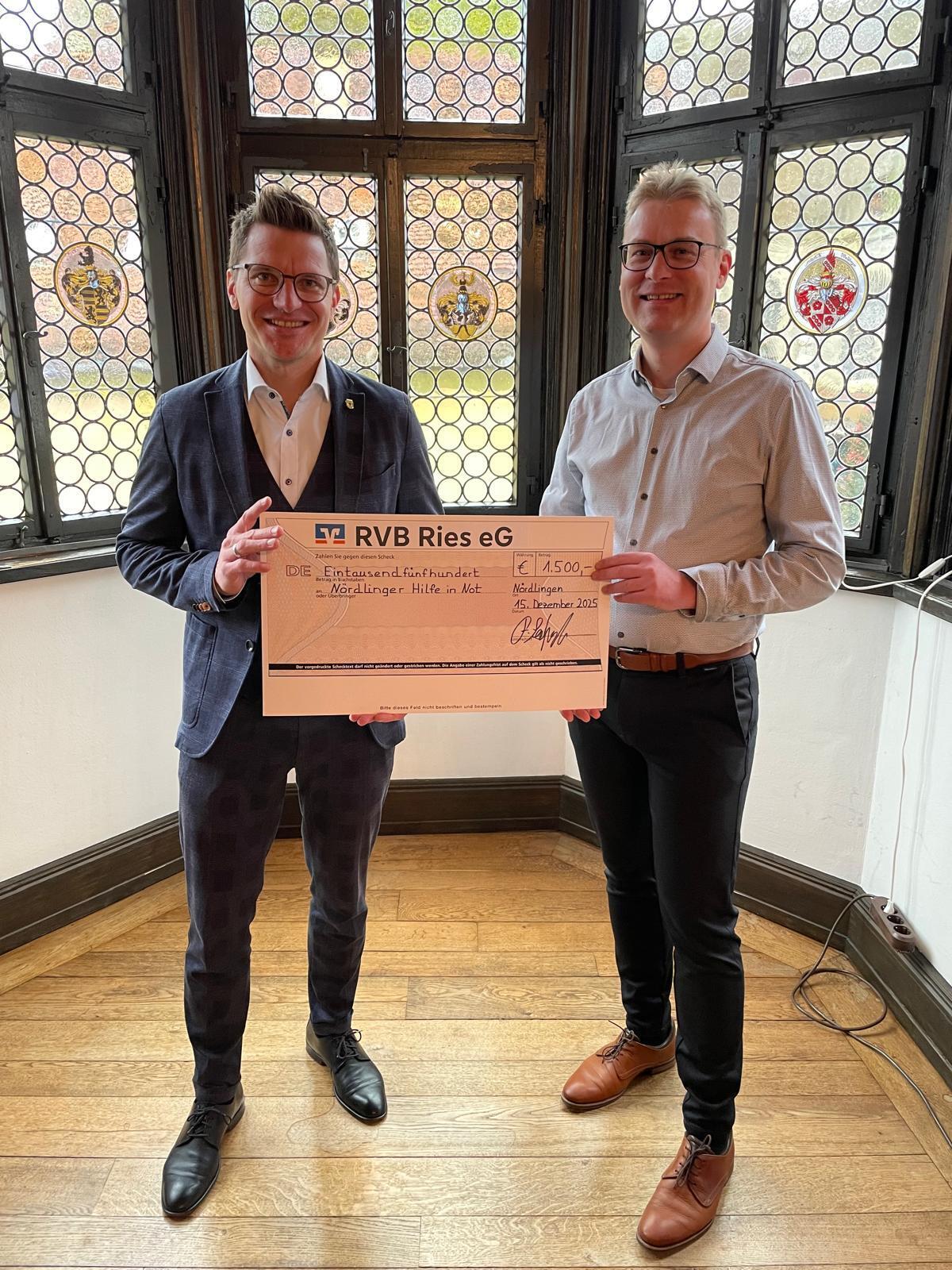Ein in starkes Zeichen für Nördlingen: Oberbürgermeister David Wittner (links) dankt Florian Seefried für die großzügige Spende in Höhe von 1.500 Euro an die Stiftung „Nördlinger Hilfe in Not“. Bild: Magdalena Stimpfle/Stadt Nördlingen