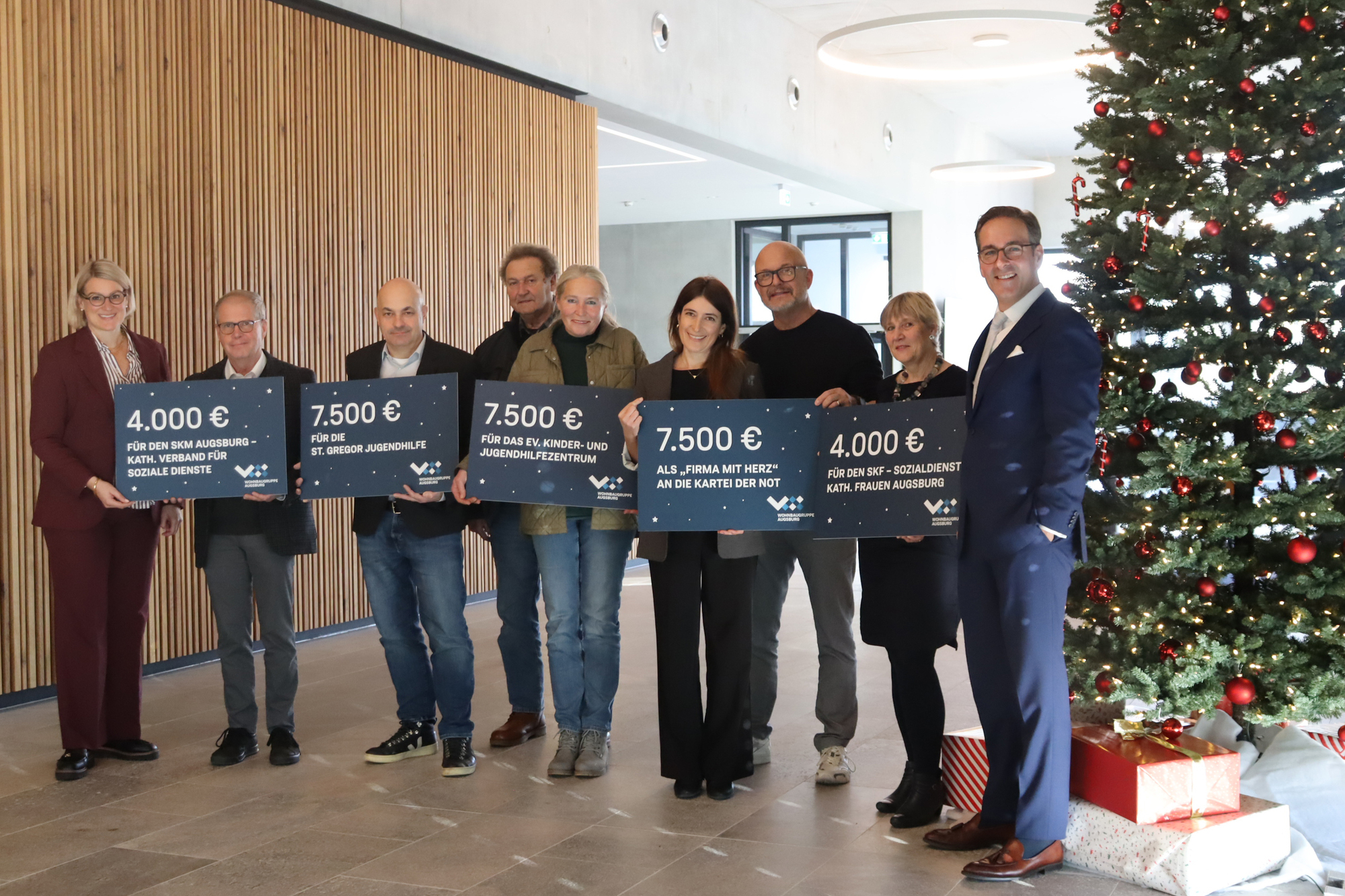 Die symbolische Spendenübergabe der Wohnbaugruppe Augsburg. Bild: Wohnbaugruppe Augsburg/Andrea Wolf-Amedovski