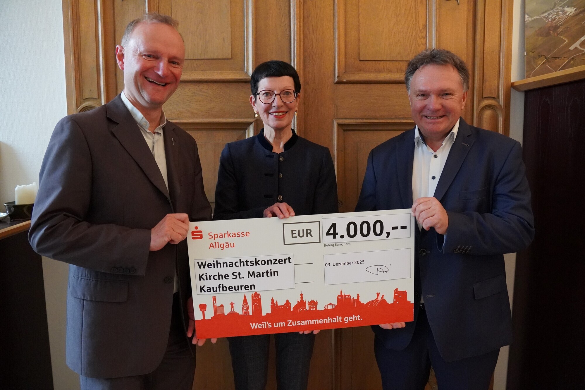 v.l.n.r.: Pfarrer Bernhard Waltner, Birgit Pfeifer (Bereichsleiterin der Unternehmensentwicklung der Sparkasse Allgäu) und Oberbürgermeister Stefan Bosse. Bild: Christoph Rothe/Stadt Kaufbeuren