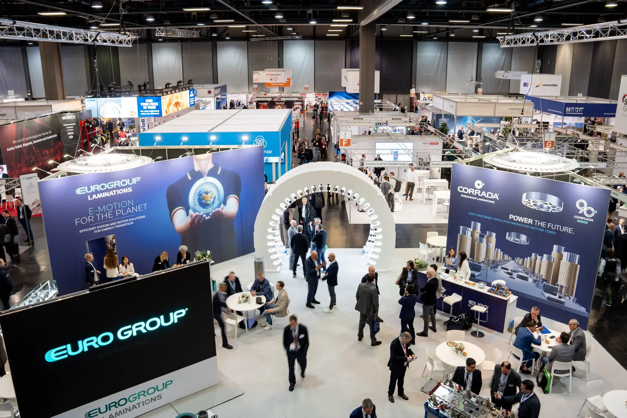 Ein Blick in Halle 1 bei der Messe Augsburg. In einer der größten Hallen der A\FAIR 2026 treffen Information, Mitmachaktionen und Begegnung aufeinander. Fotoquelle: Augsburger Schwabenhallen Messe- und Veranstaltungsgesellschaft mbH