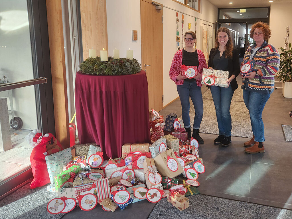 „Weihnachtswünschebaum“ Bei der Geschenkübergabe der Aktion „Weihnachtswünschebaum“ im Kinderhospiz St. Nikolaus in Bad Grönenba