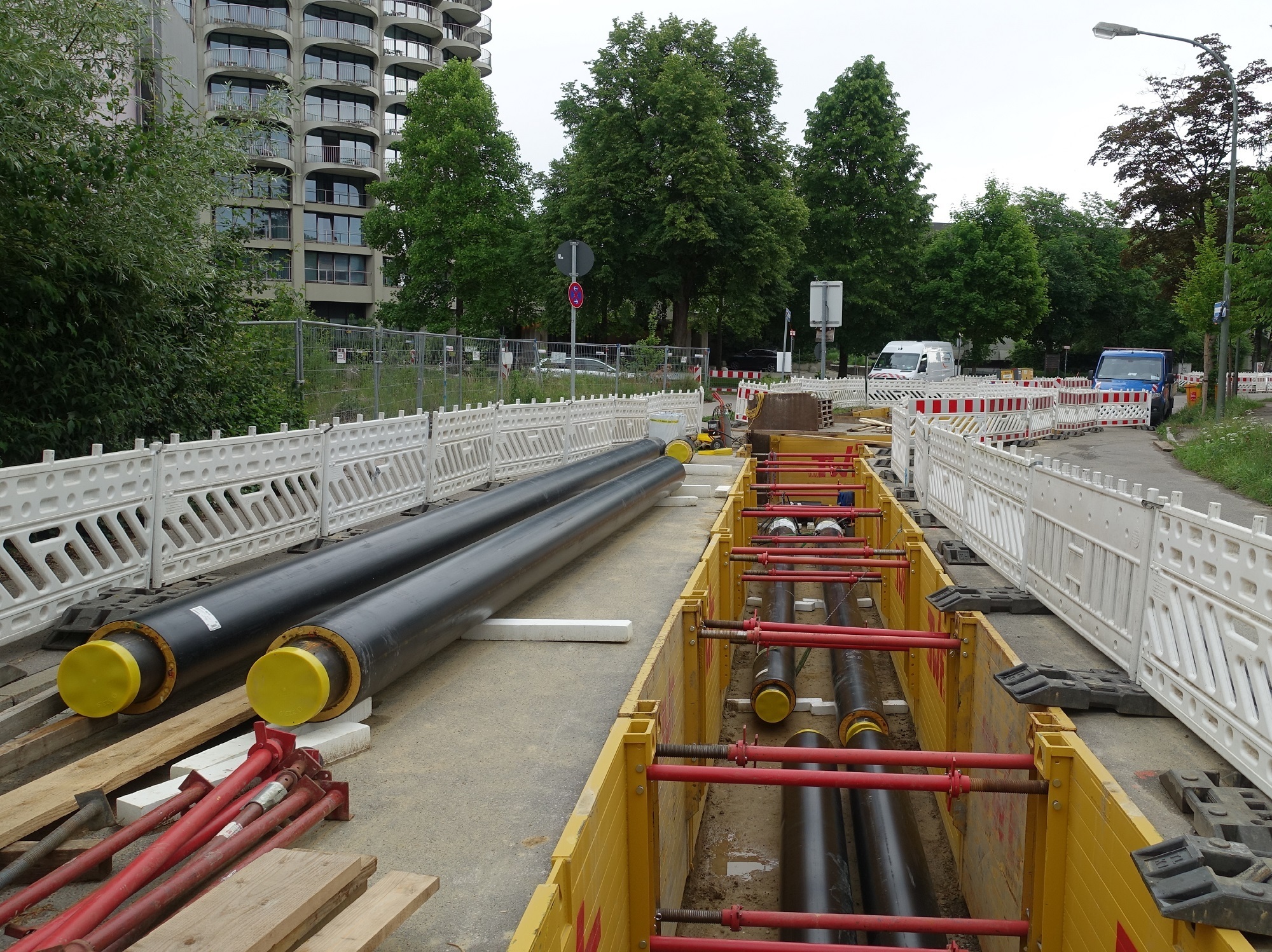 Rund eine Milliarde Euro investieren die Stadtwerke Augsburg bis 2040 in den Fernwärmeausbau. Mit dem ersten Abwärme-Netzwerk so